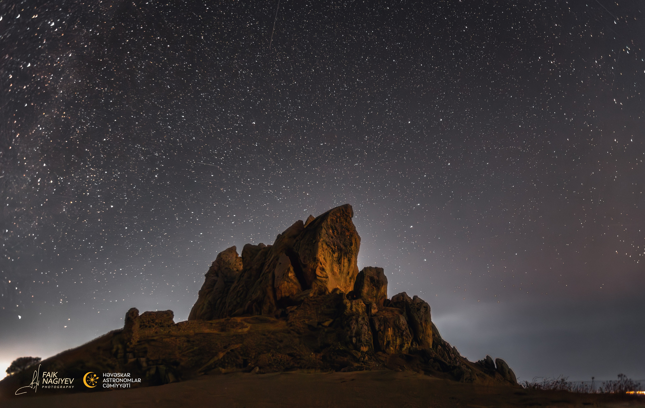 Beşbarmaq dağı ulduzlar fonunda. Həvəskar Astronomlar Cəmiyyəti — Astronomy.az
