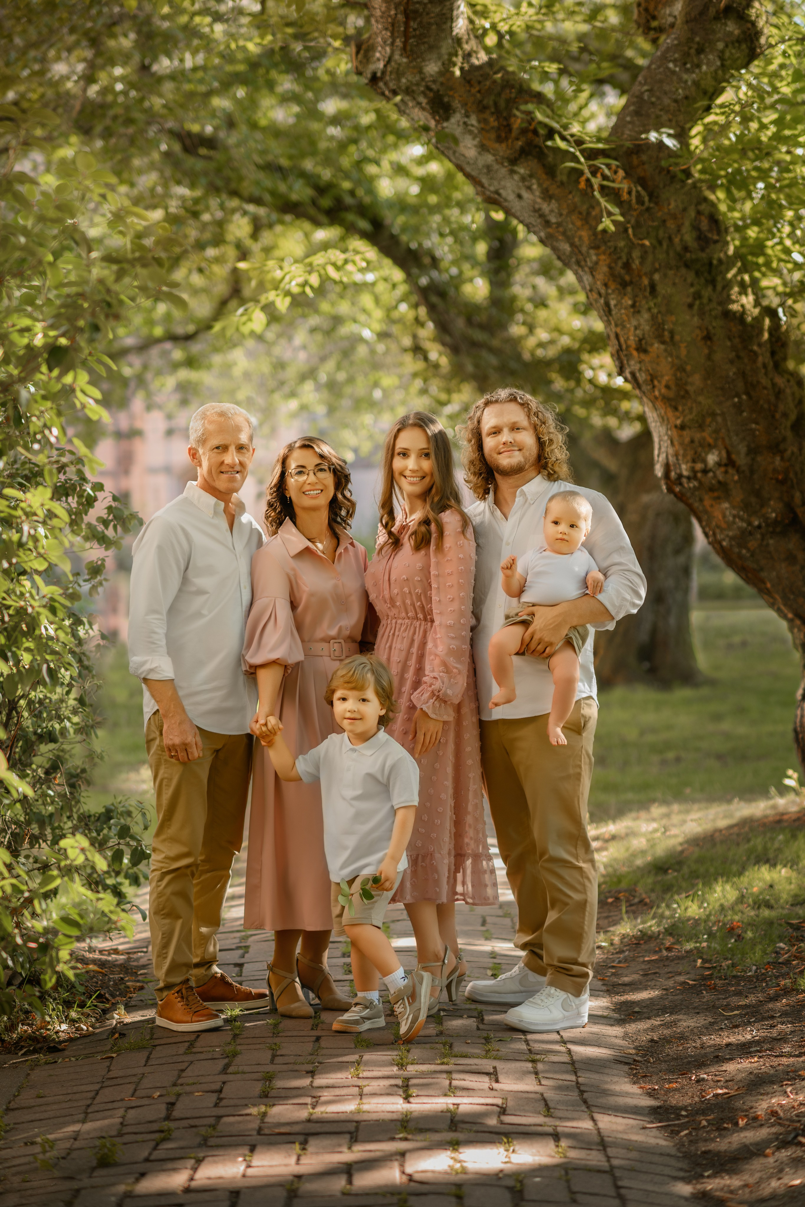 Family of Karina. Wedding & family photography in Seattle area. Helen Michelle photographer