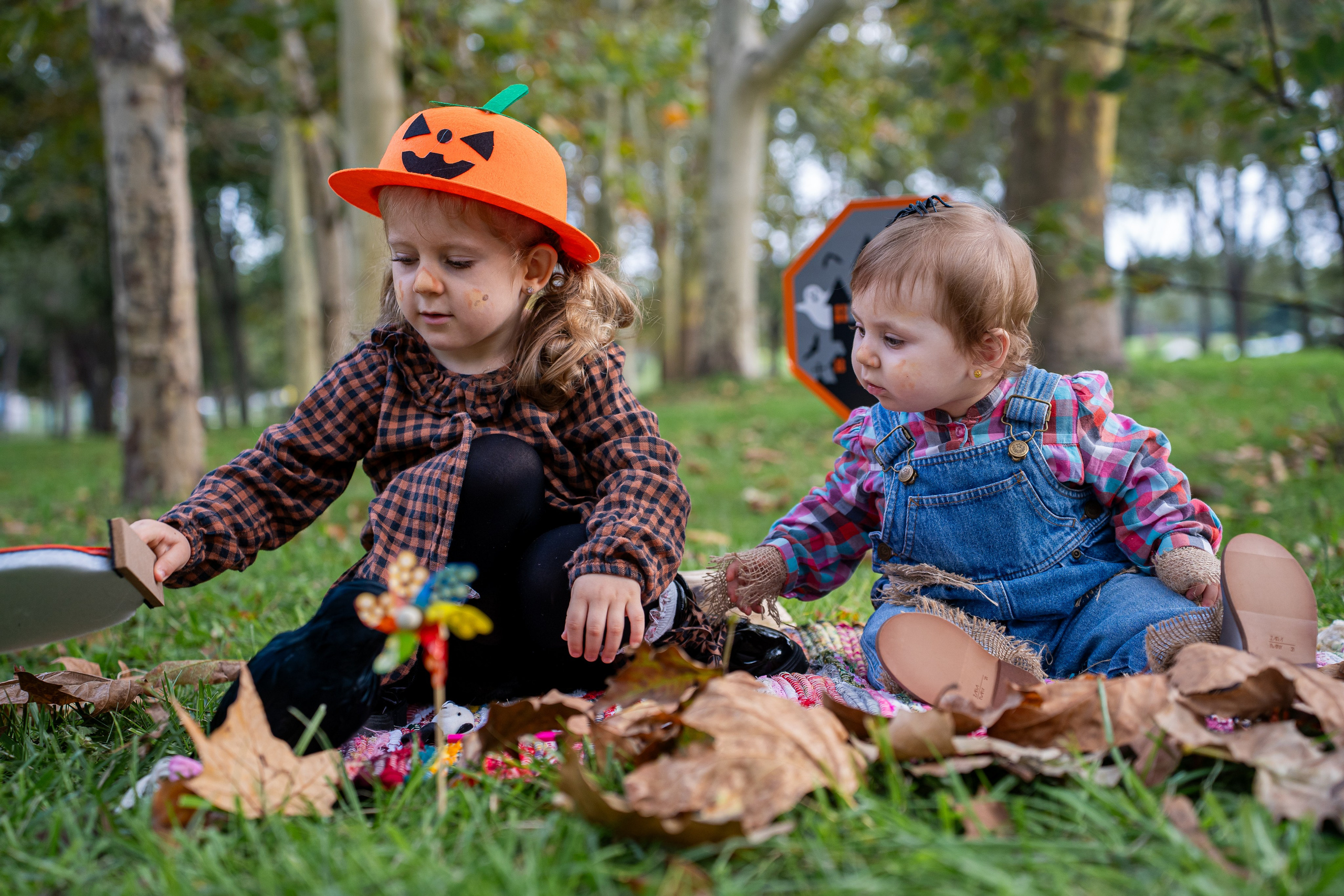 Anelise & Eleni Haloween Party. Adelinne