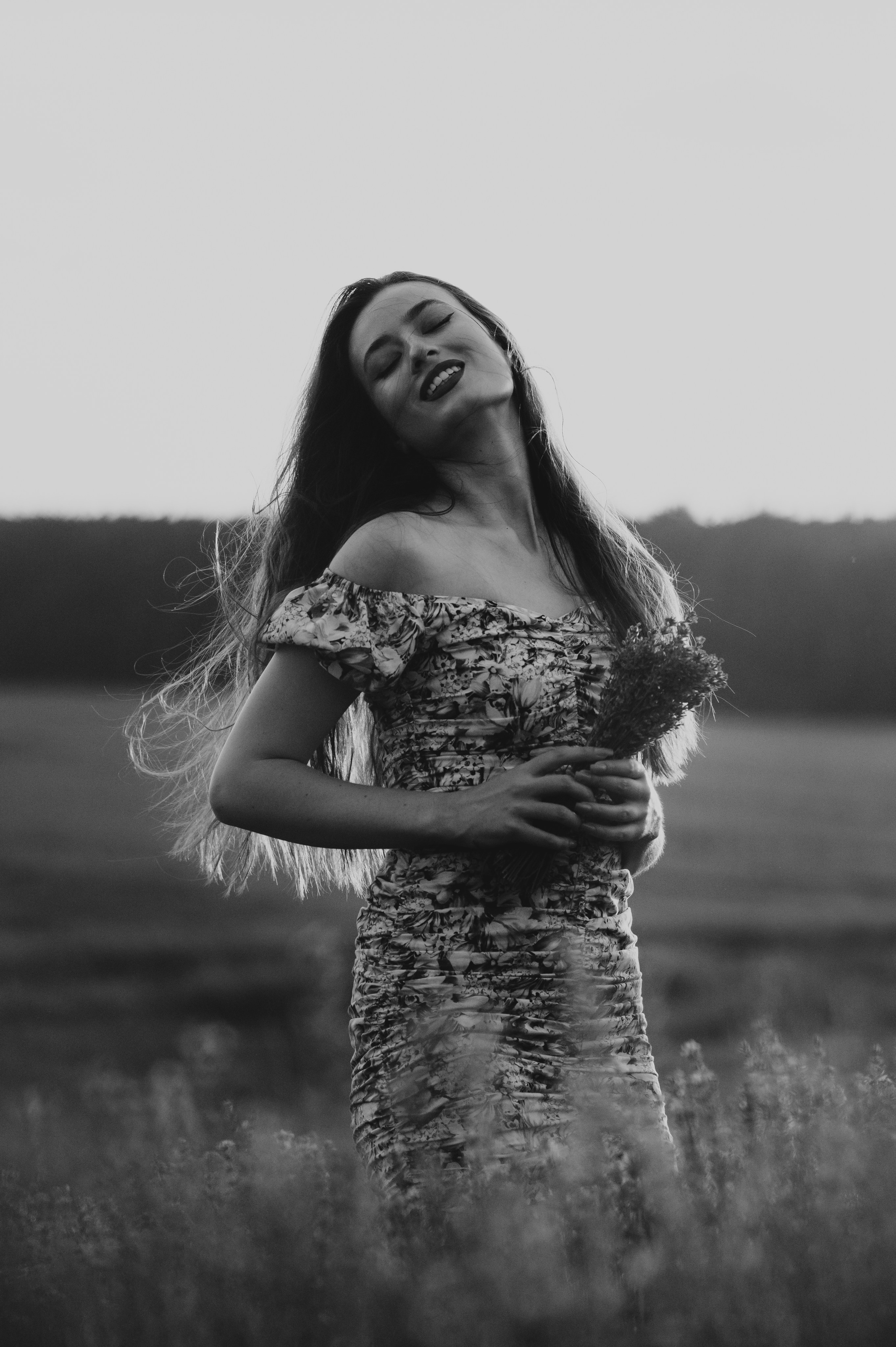 Sedinta foto in lanul de lavanda. Proud Vision Weddings | Wedding Photography & Film — Servicii profesionale Foto Video Nunta Iasi