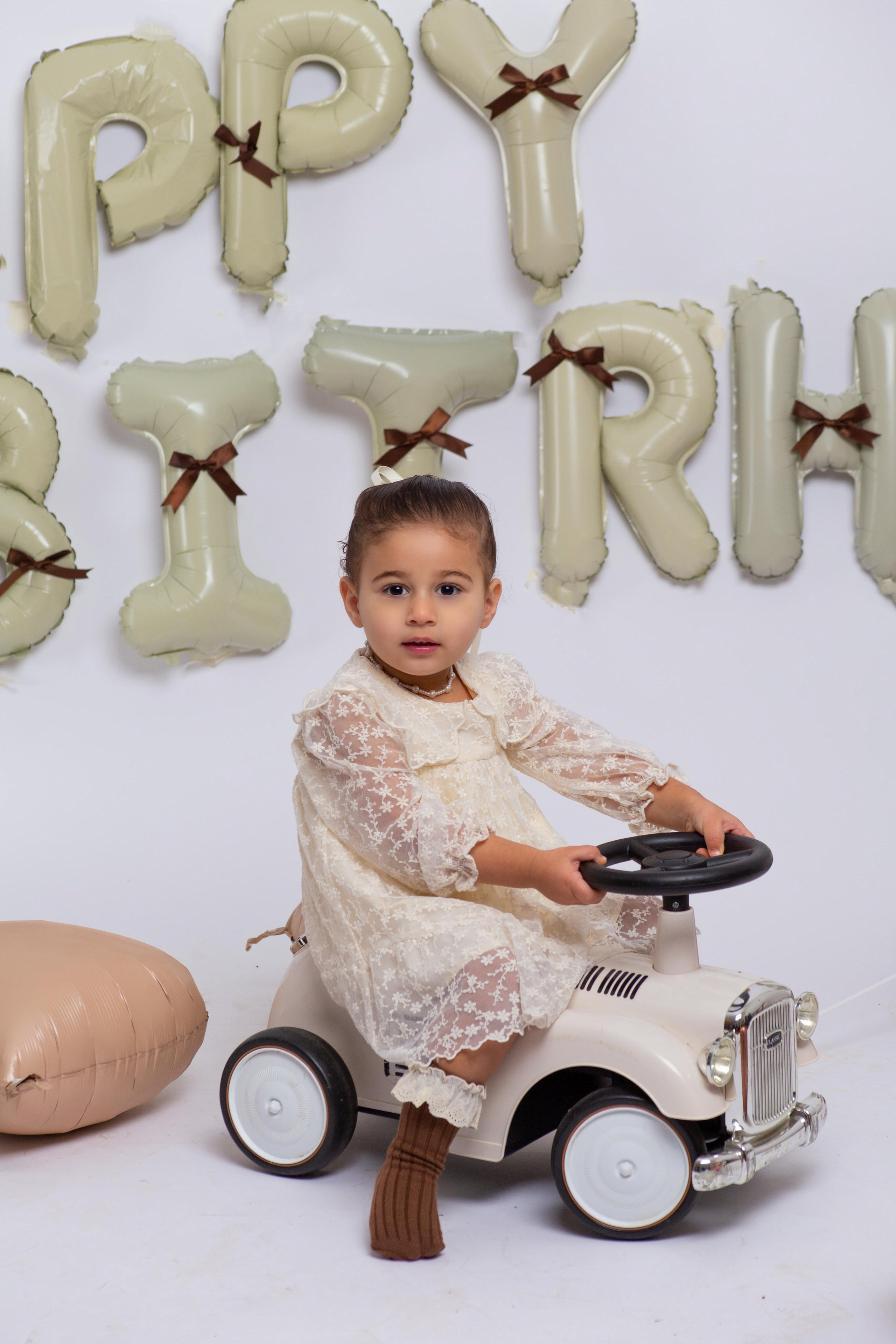 Séance photo anniversaire 2 ans en studio près de Châtellerault. Studio photo « Partage ton bonheur » – Photographe famille près de Châtellerault, Poitiers et Tours