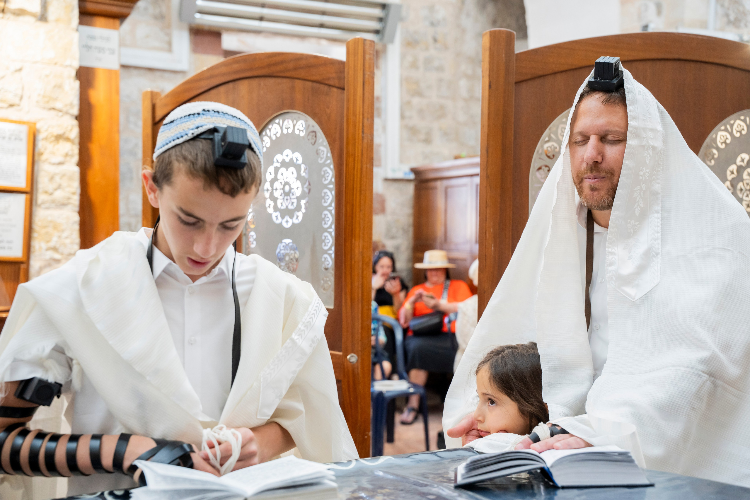 הנחת התפילין רפאל לוי. יוסף מזרחי צילום חתונה, ברית וזוגיות. צלם מקצועי שאוהב להוציא אתכם הכי יפים ברגעים הכי מרגשים