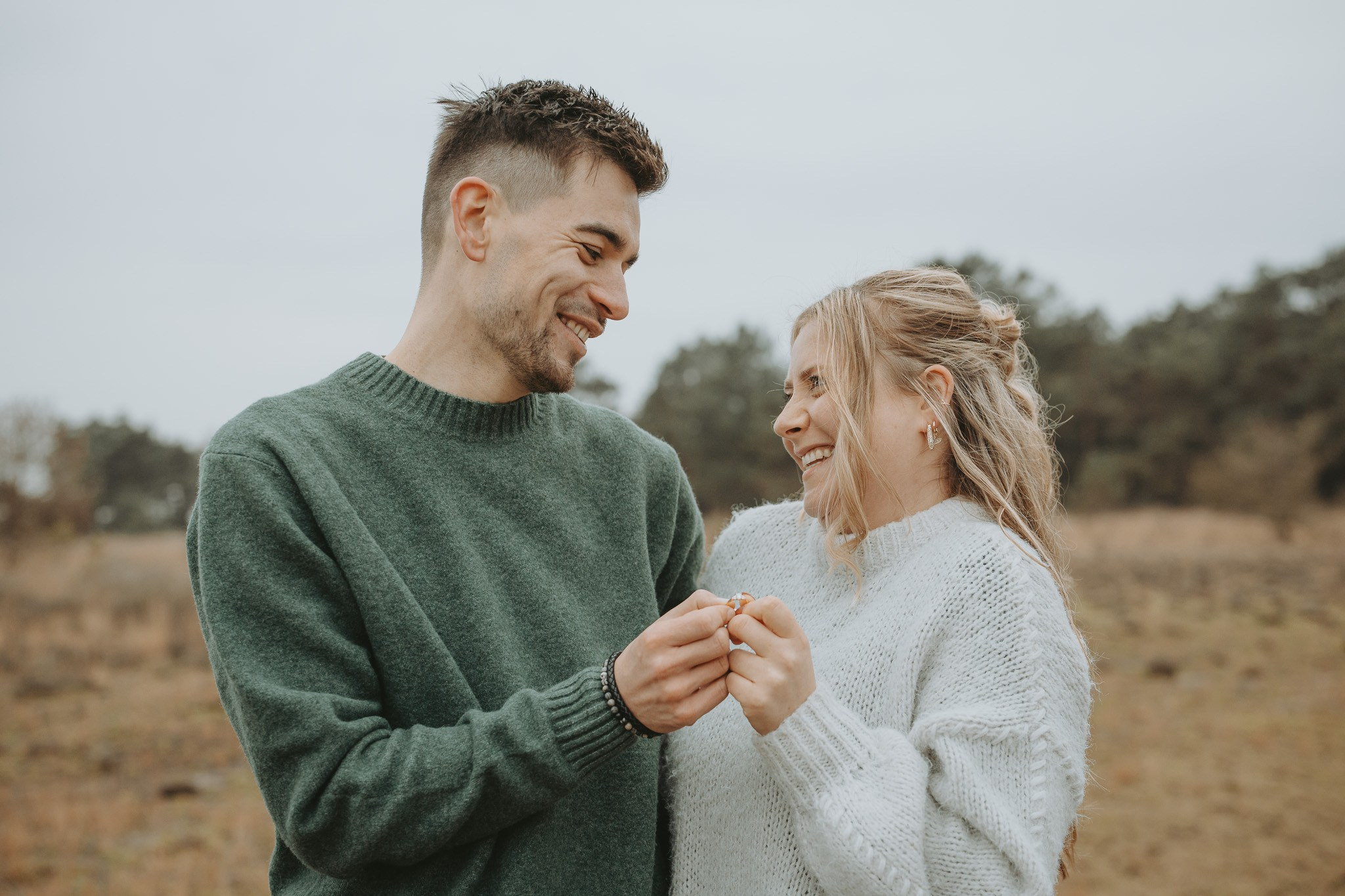 Verlovingsaanzoek op Kalmthoutse Heide tijdens fotoshoot - Kapture Fotografie