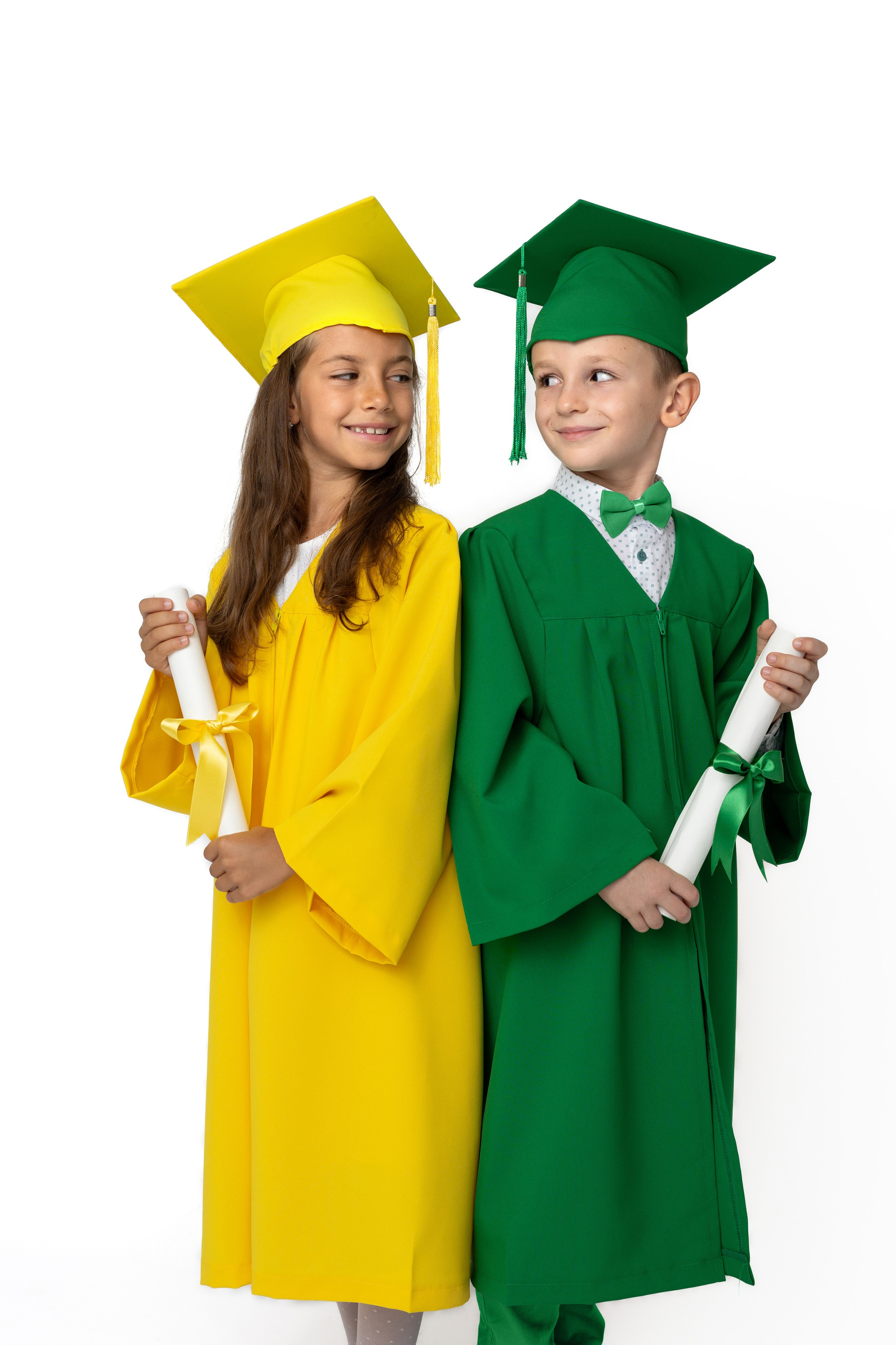 Академични тоги и шапки за деца – комплект в жълто и зелено за тържество в детска градина.