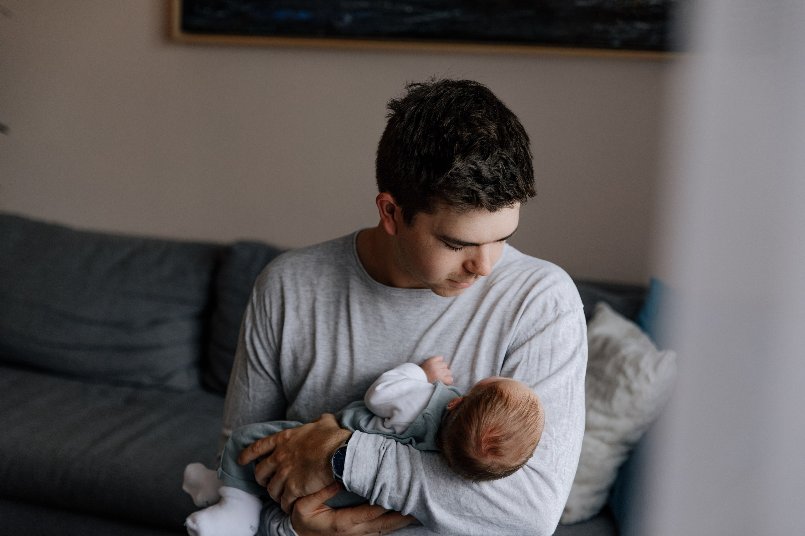 Vater hält sein Baby liebevoll im Arm.