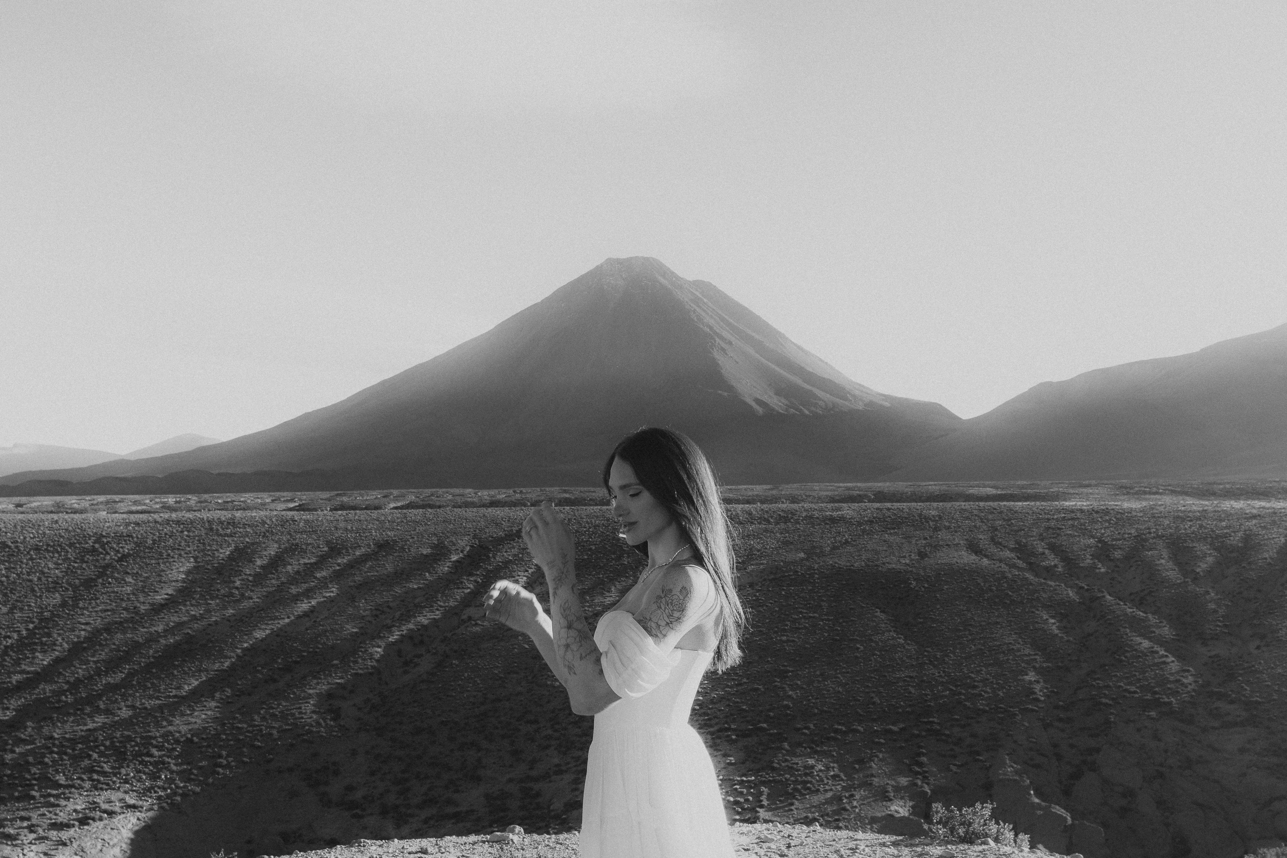 Pre-wedding no mirante do vulcão Licancabur. Photographer in San Pedro de Atacama