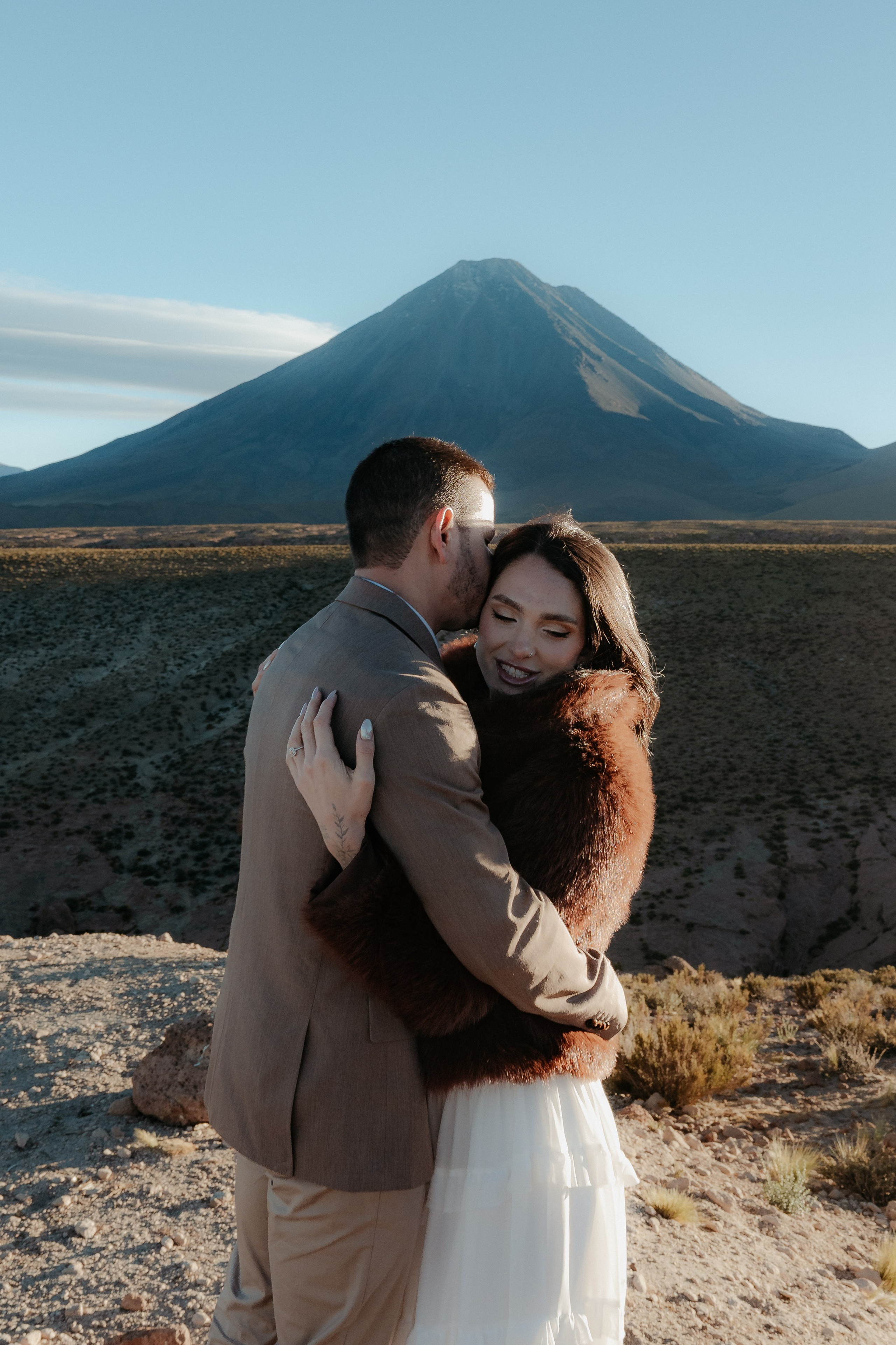 Pre-wedding no mirante do vulcão Licancabur. Photographer in San Pedro de Atacama