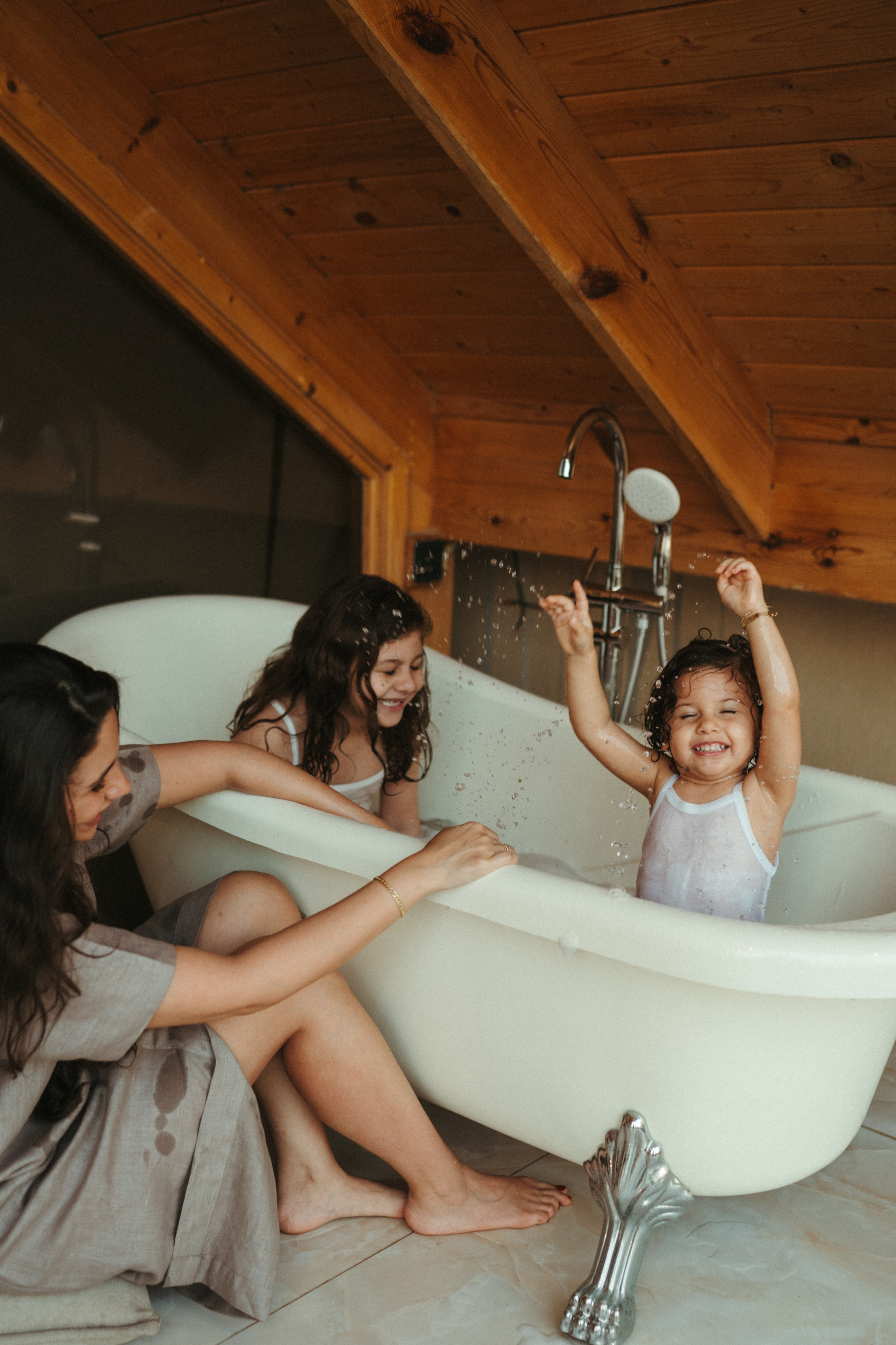 Amnah with daughters. Family photographer in Saudi Arabia