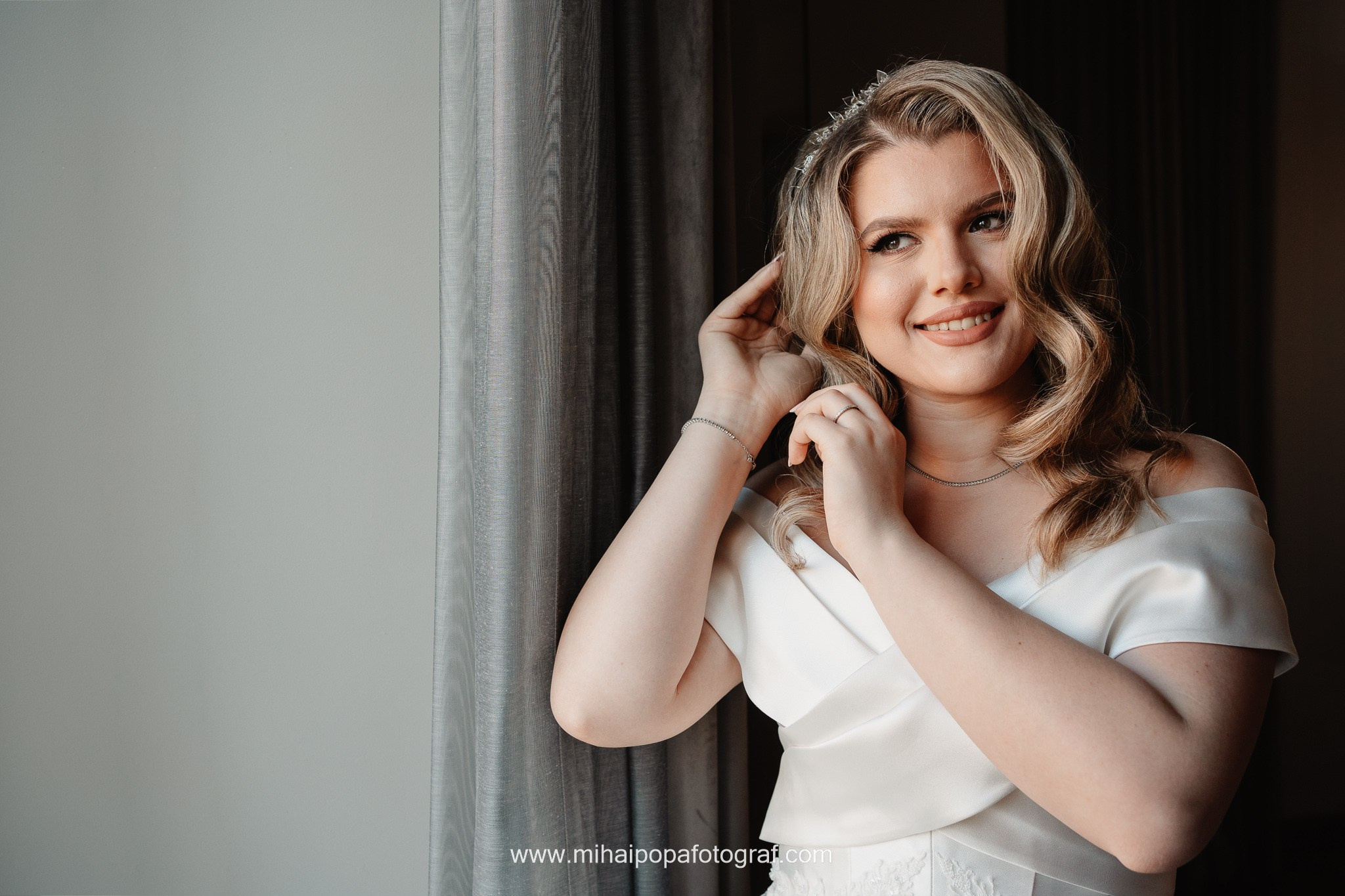 Moment emoționant între miri în ziua nunții, surprins într-un cadru natural și romantic, la Daimon Events. Fotografie de nuntă profesională, editată artistic pentru a evidenția emoția și eleganța evenimentului.