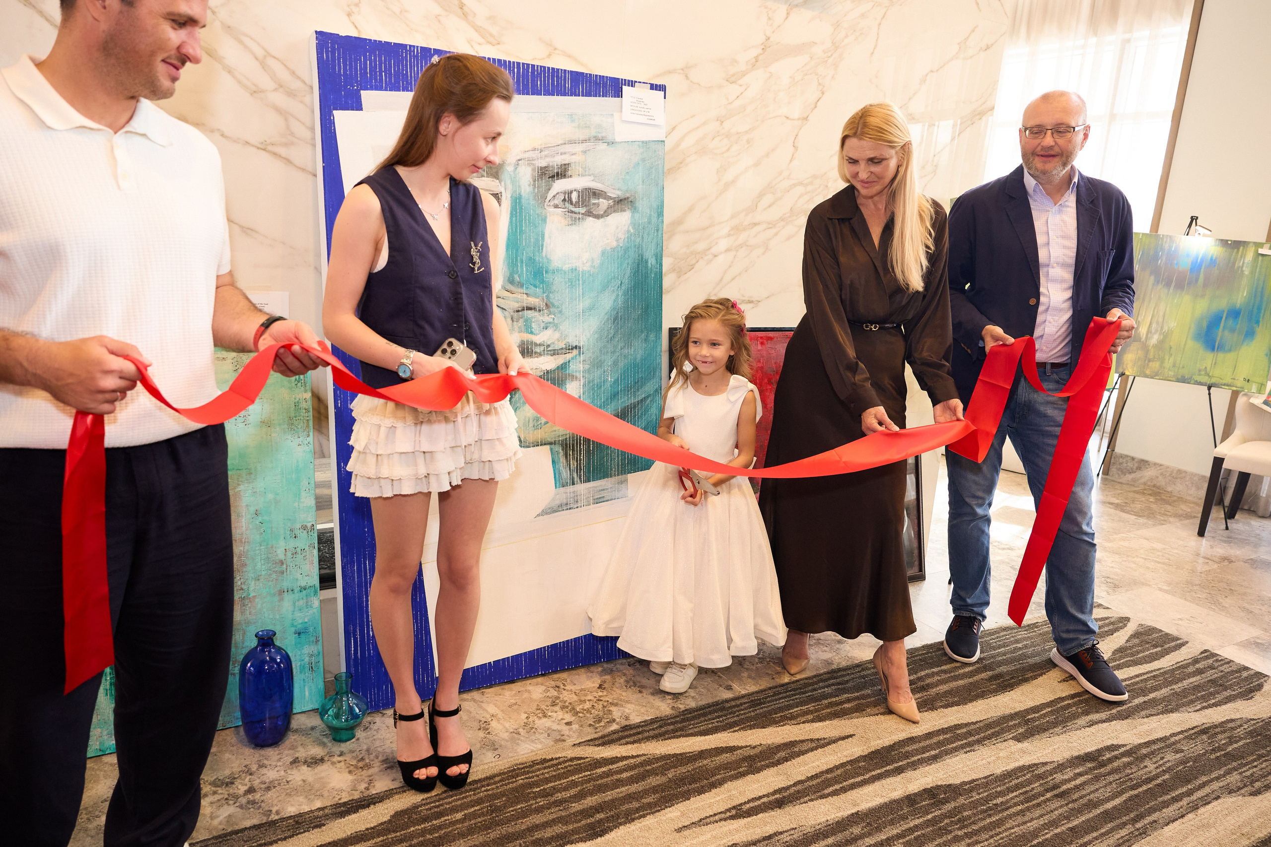 Авторская благотворительная художественная выставка Дианы Бортник. Фотограф Юлия Маковеева