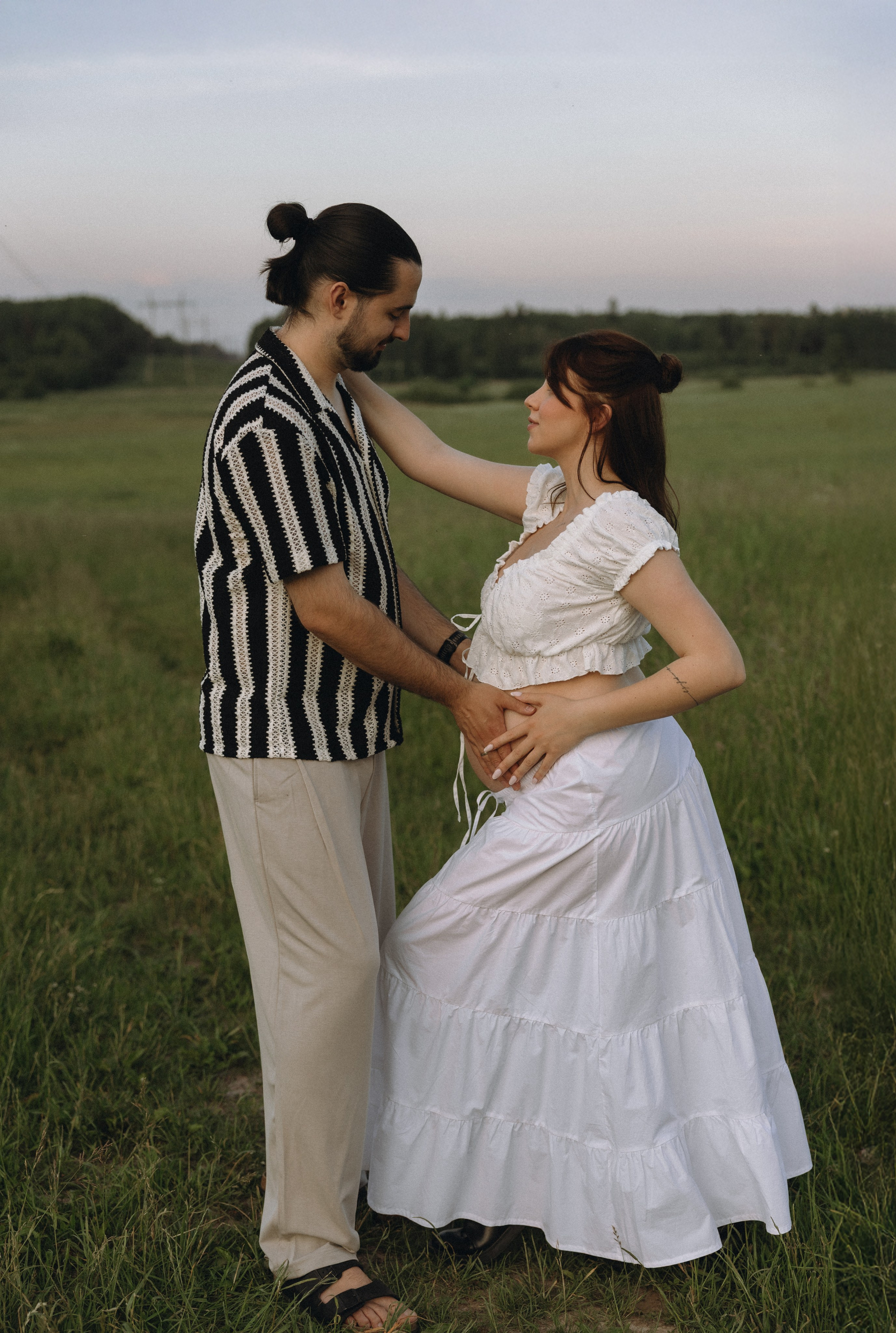 Lera & Maksim | laukimo fotosesija pievoje saulei besileidžiant. Vestuvių ir šeimų fotografė Lena Bondarenko / belove photo