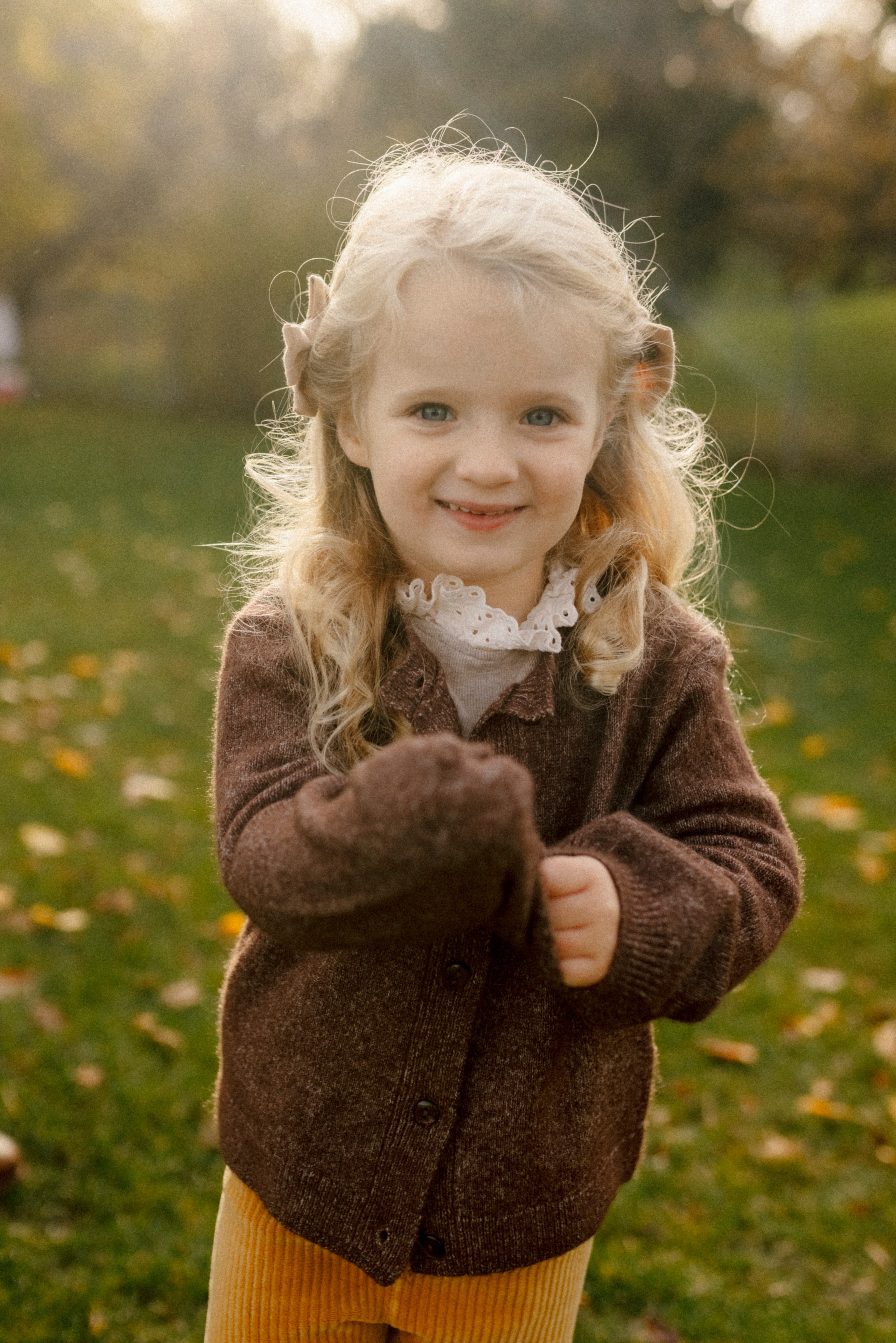Under the Tree. Polina Sobol — family & documentary photographer in Bern. Outdoor & urban photo sessions for families, kids and couples