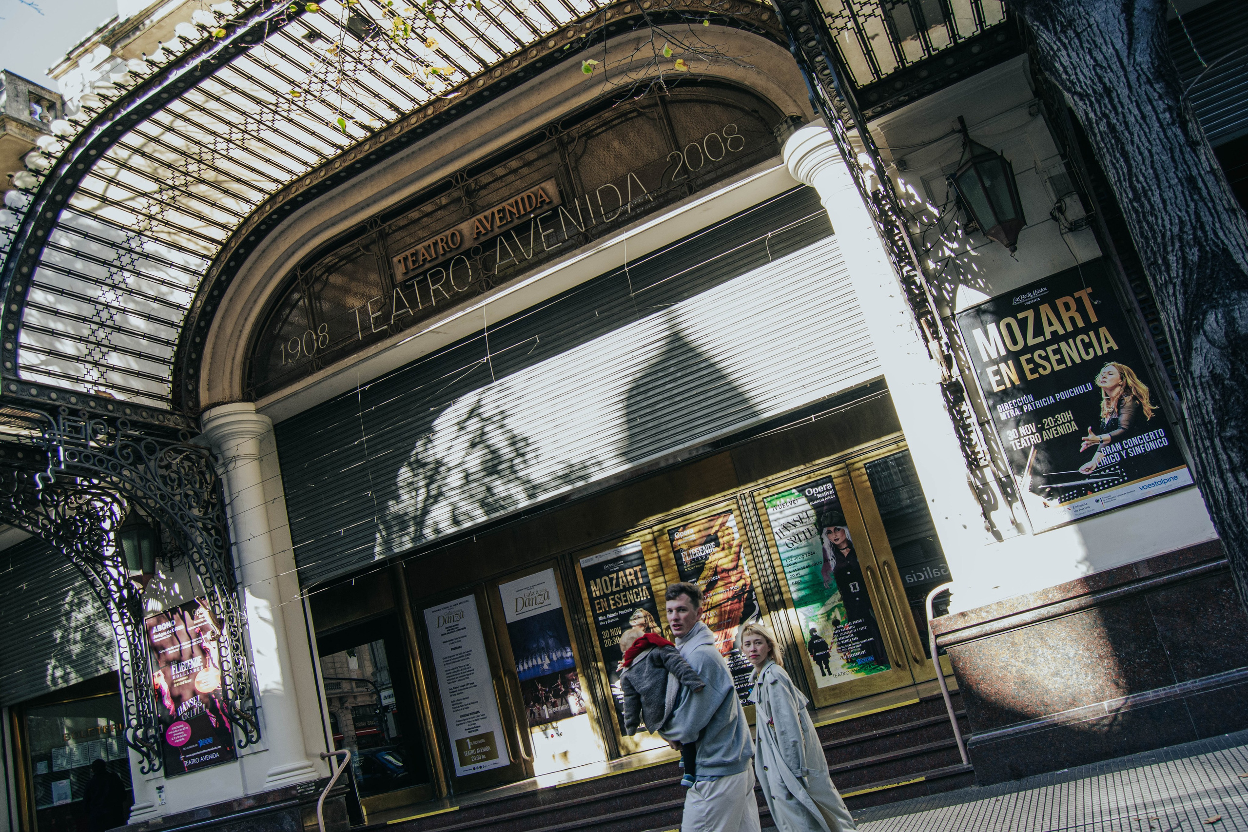 Family photo shoot. Buenos Aires. Photographer @elmirkami in the city of Buenos Aires