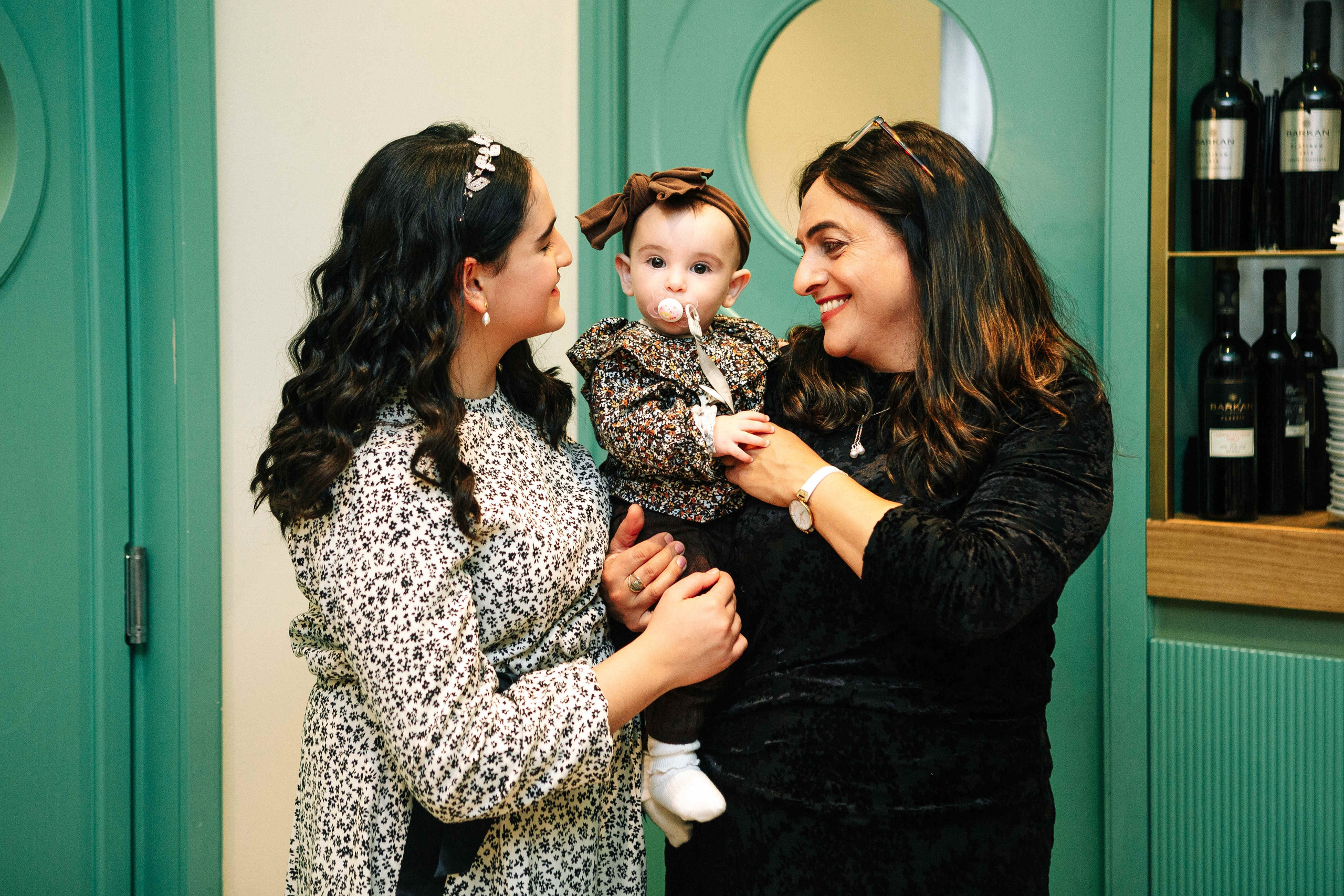 PARTY IN A RESTAURANT WITH THE WHOLE FAMILY. Https://shi-photo.com/