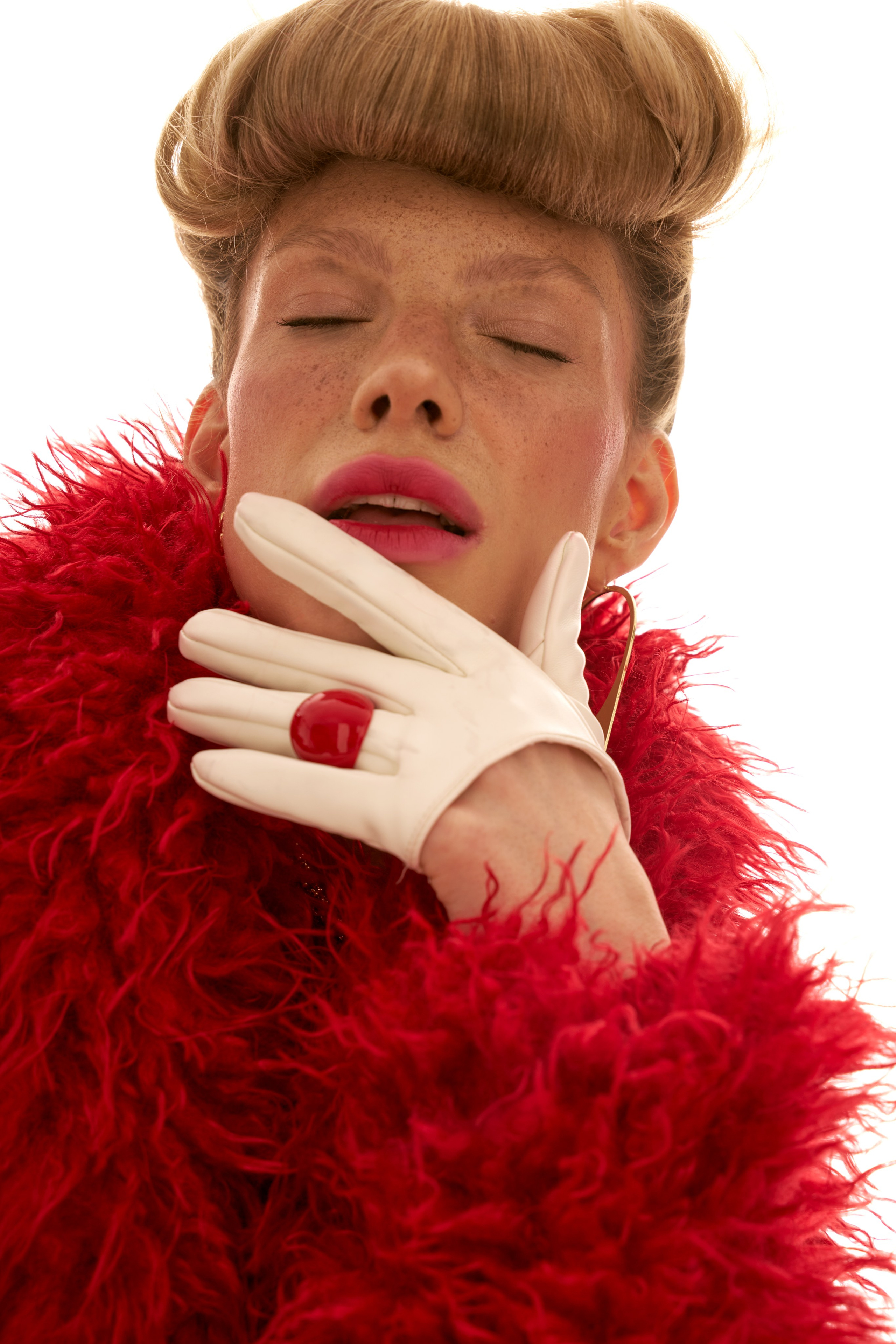 RED FEATHERS. Viktorija Korsaka| Brand Content Creator & Photographer