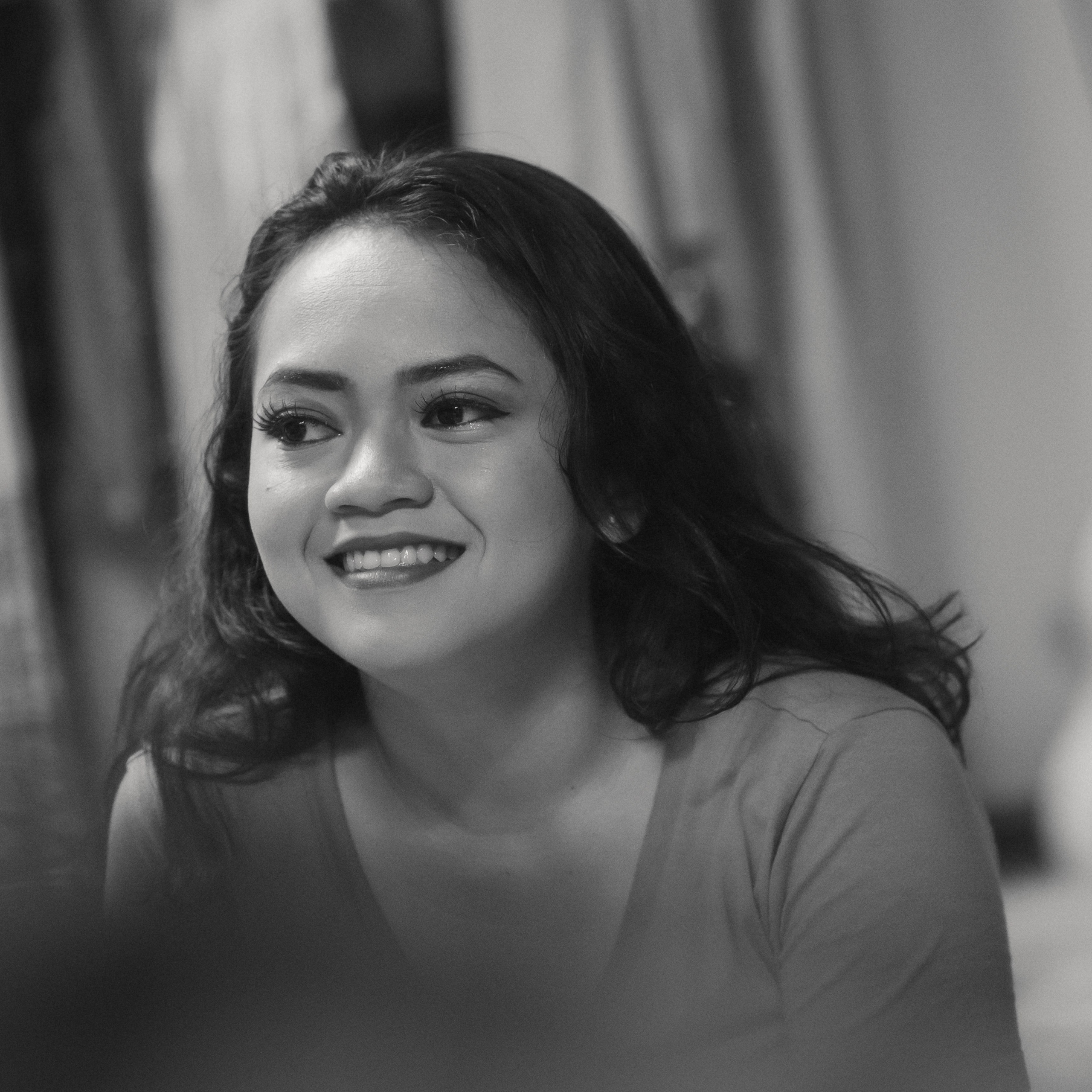 Vorbereitungen zum traditionellen indonesischen Tanz Legong. Schwarz-weiß Fotografie in Münster. Fotografin Viktoria Roschen