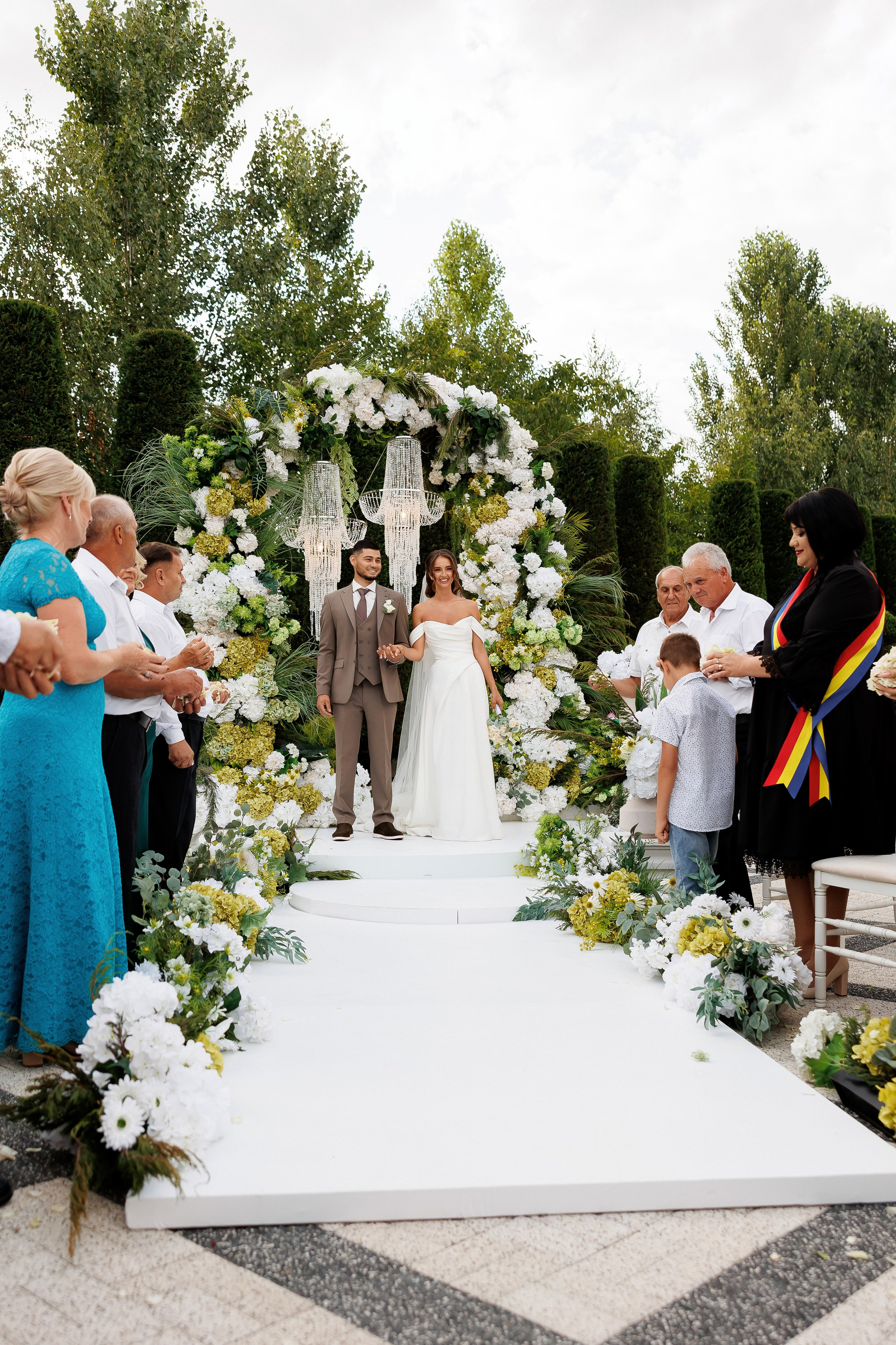 Eugen & Livia — Grand Elysee — Wedding Day. Servicii Foto și Video 067188353