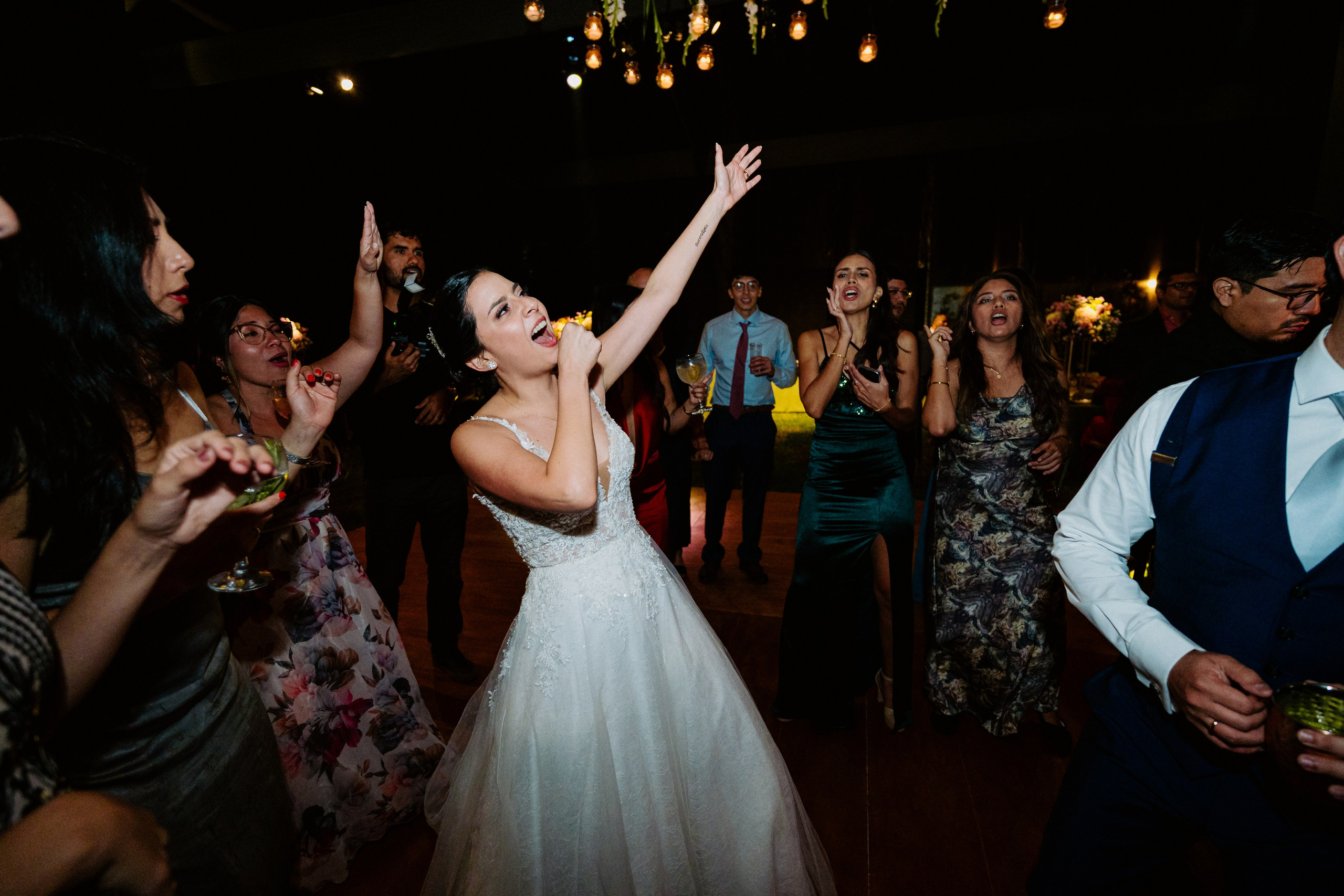 Un vistazo a la fiesta. Fotógrafo de Bodas en Lima | Ronhy Altamirano. Fotografía narrativa y cinematográfica para bodas, quinceañeras y eventos exclusivos