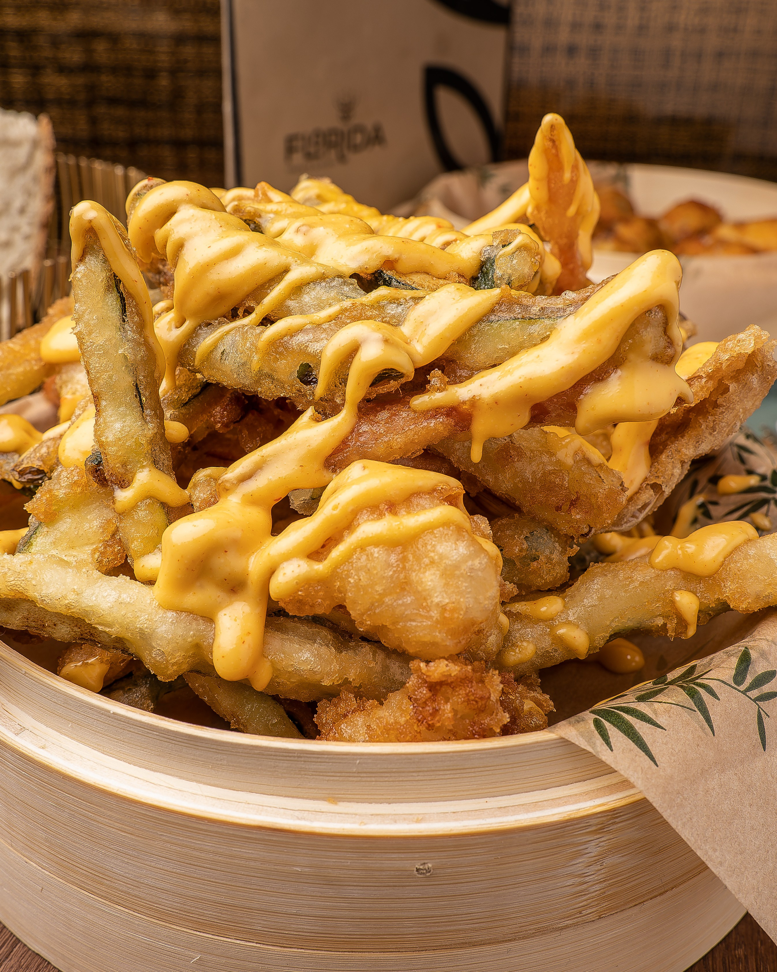 Imagen de comida cuidadosamente emplatada sobre fondo oscuro, capturando detalles y contraste visual.