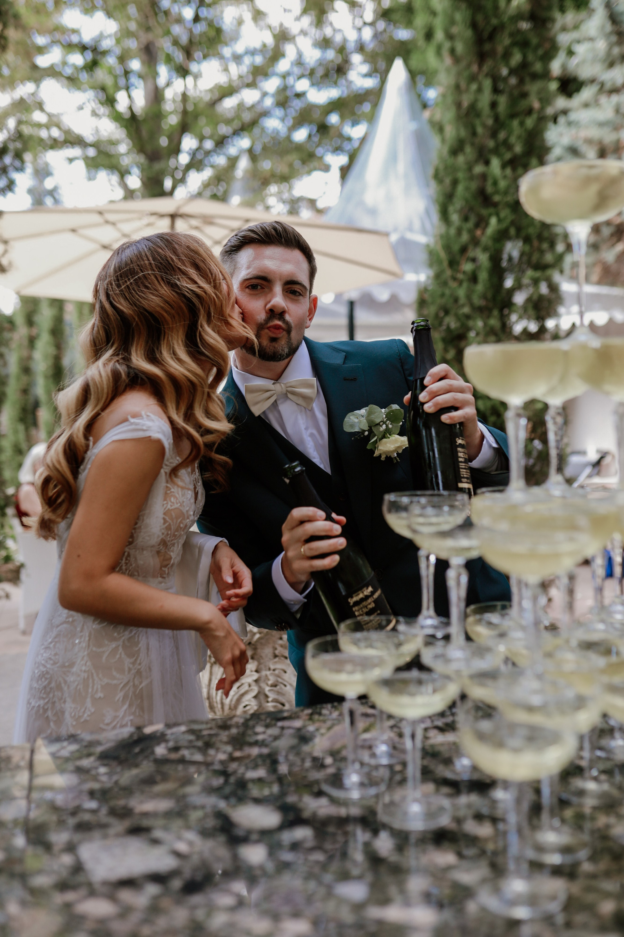 Natürliche Paarfotos im Morrhof mit mediterraner Architektur 