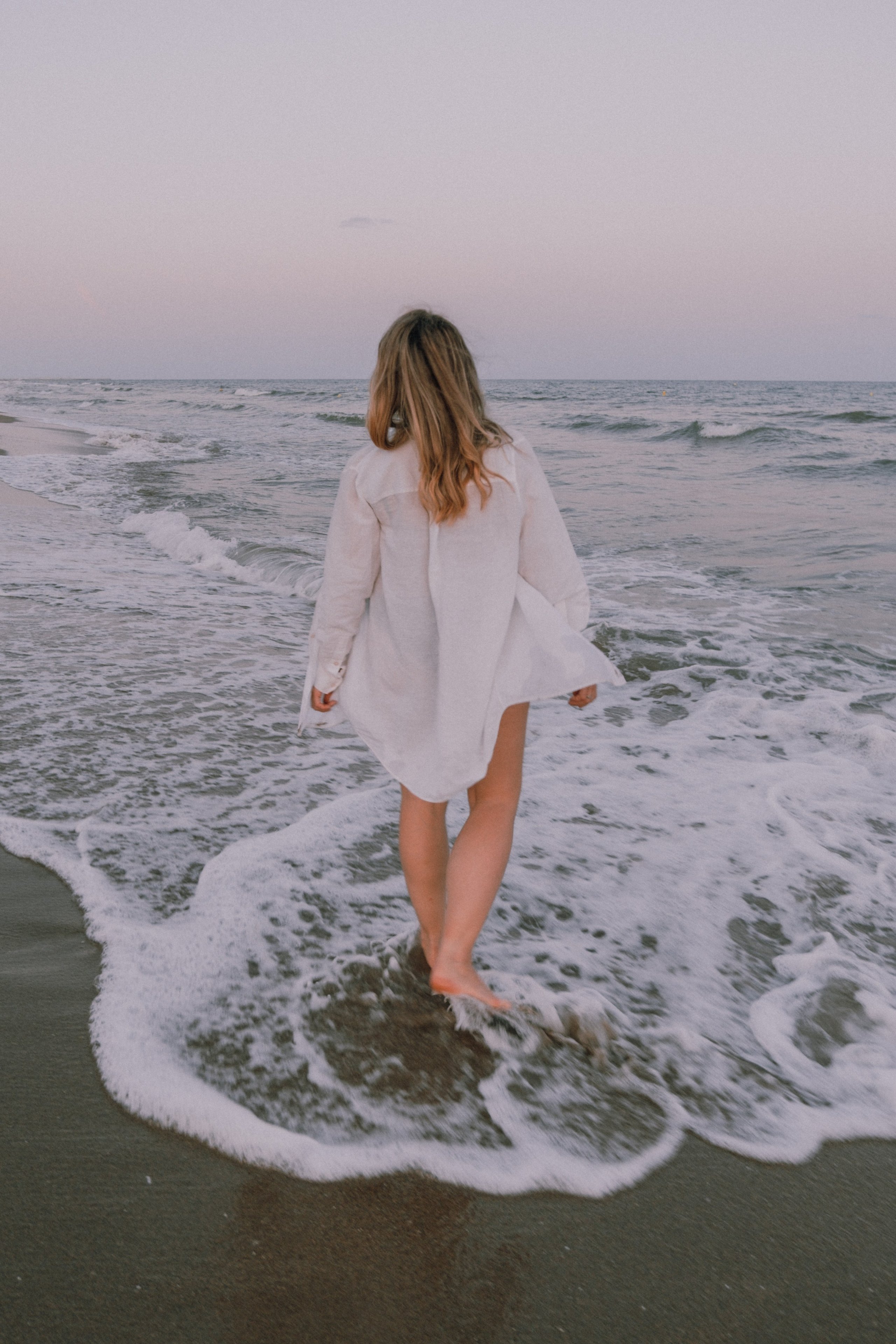 Sesión de amigas en la playa. Fotografía profesional en Calafell - Elena Medvedeva