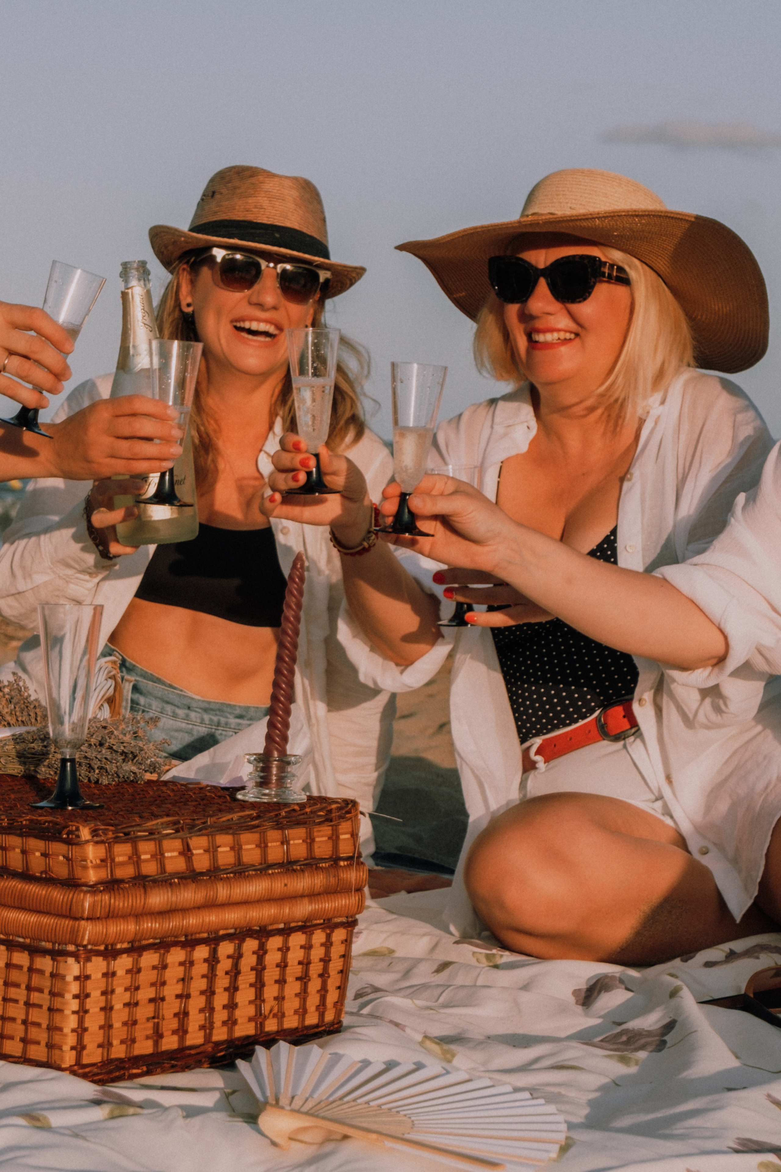 Sesión de amigas en la playa. Fotografía profesional en Calafell - Elena Medvedeva