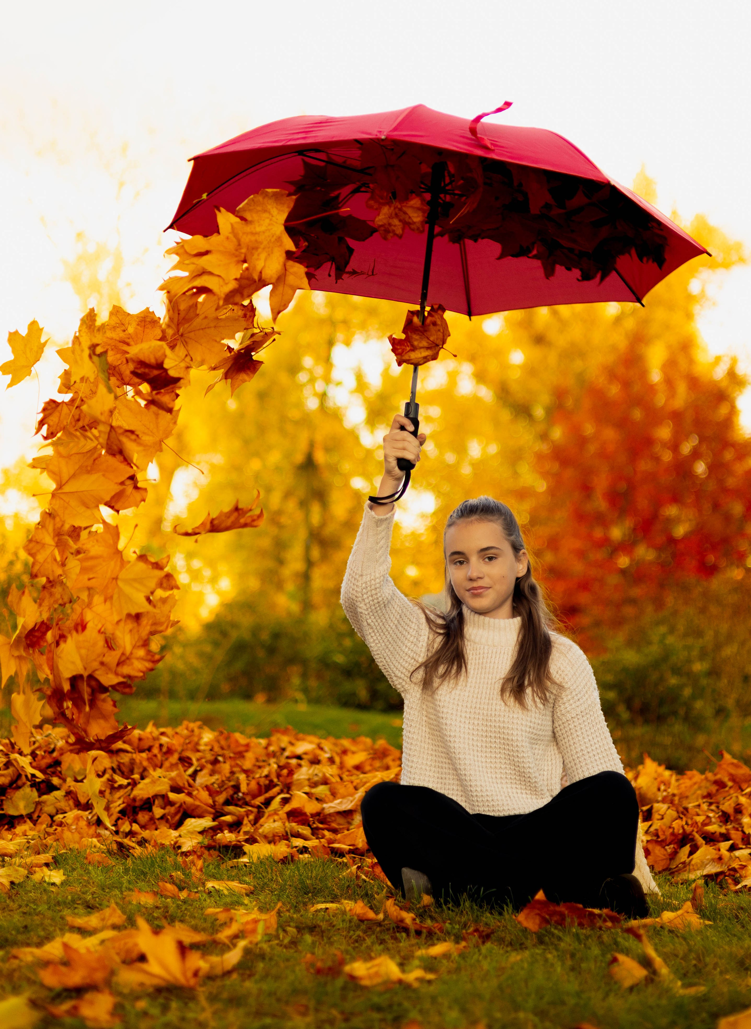 Атмосферная осенняя фотосессия с зонтом и желтыми листьями.