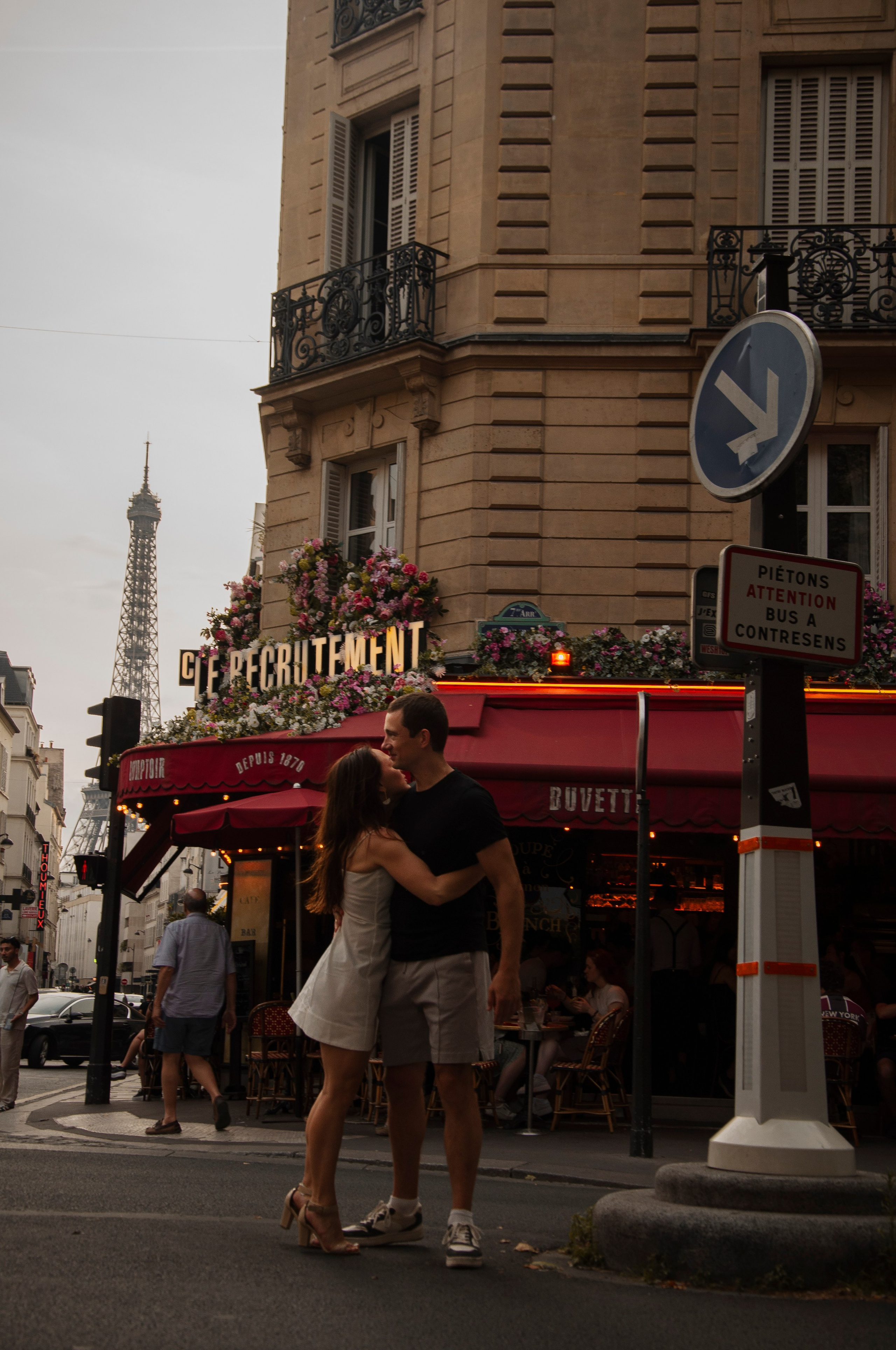 Summer couple photoshoot. Paris photographer — Polina Osipova