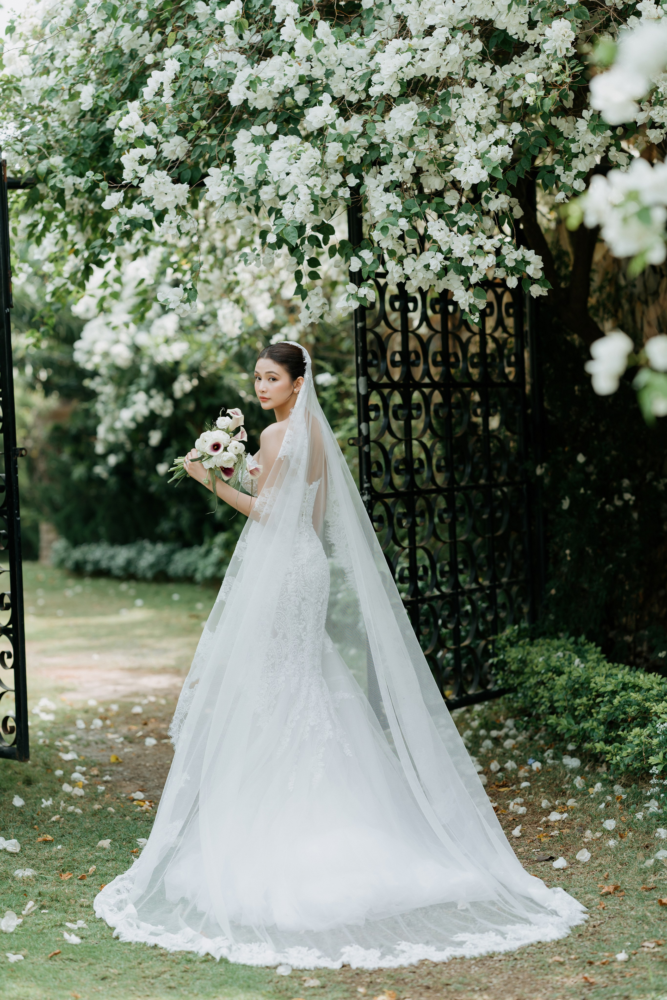 THU & NHU / An garden. Saigon Wedding Present | Art Beyond Moments