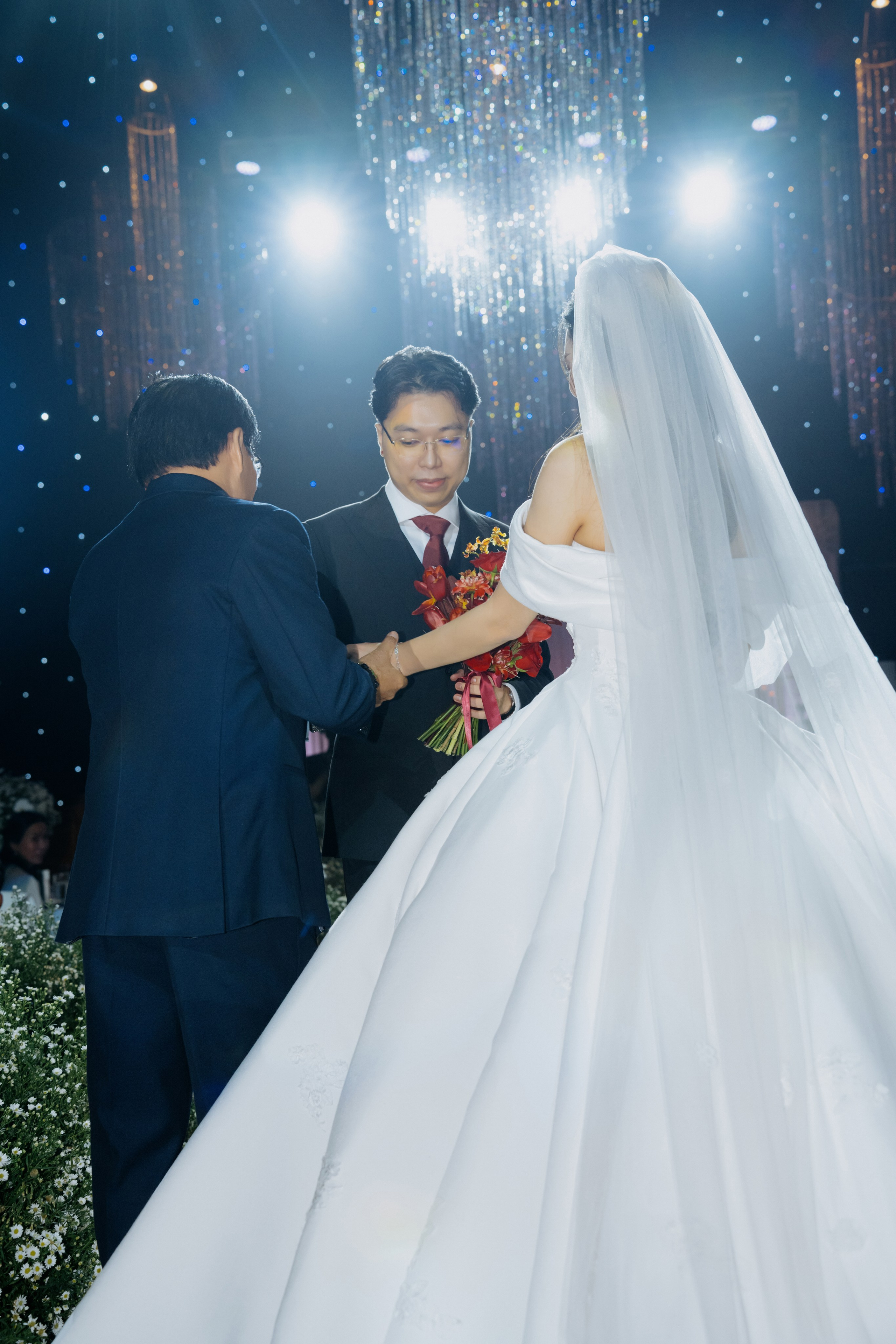 DAT & TU / Wedding Party. Saigon Wedding Present | Art Beyond Moments