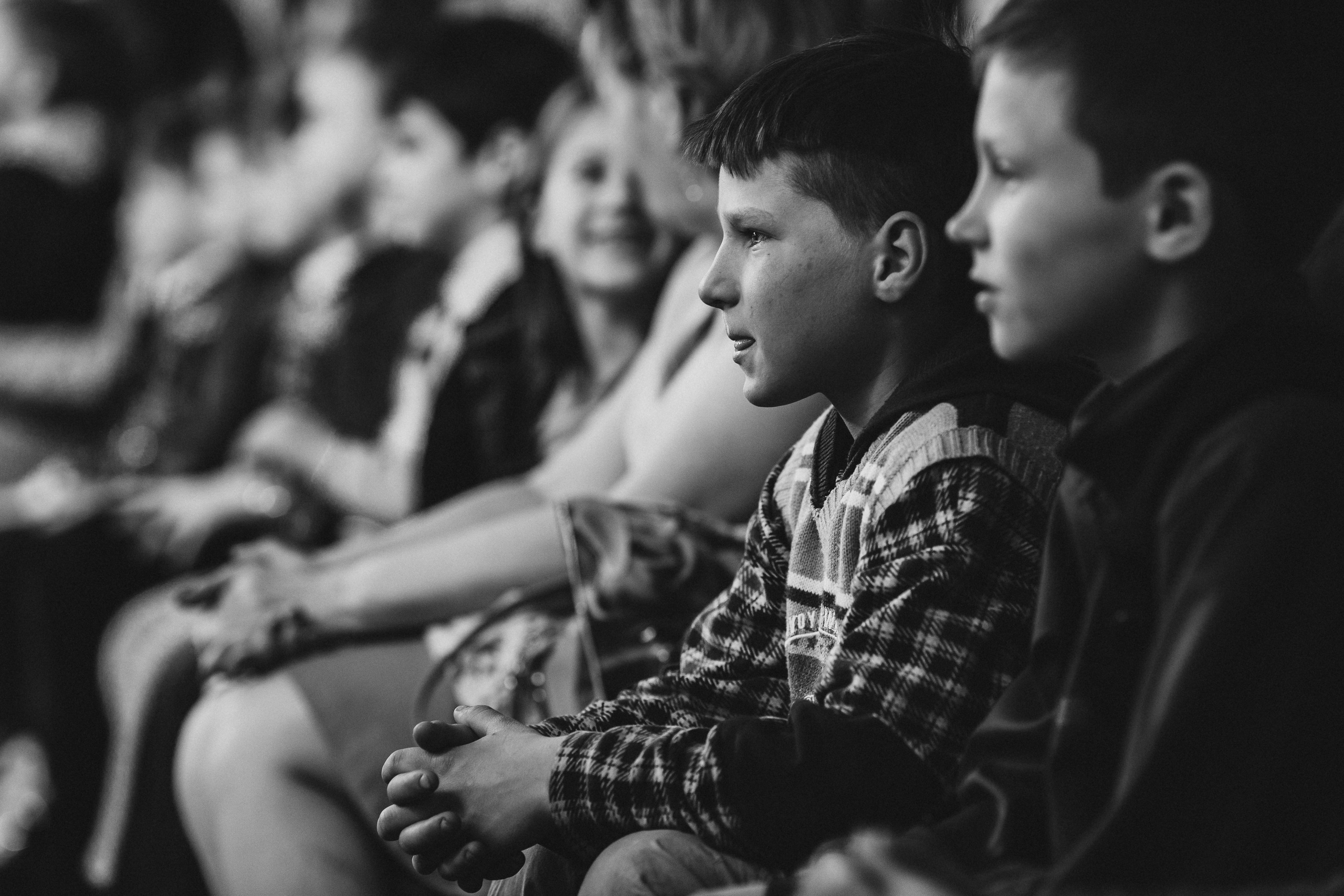 чёрно-белая  социальная фотография  «Доброе сердце» портрет мальчика серьезный задумчивый