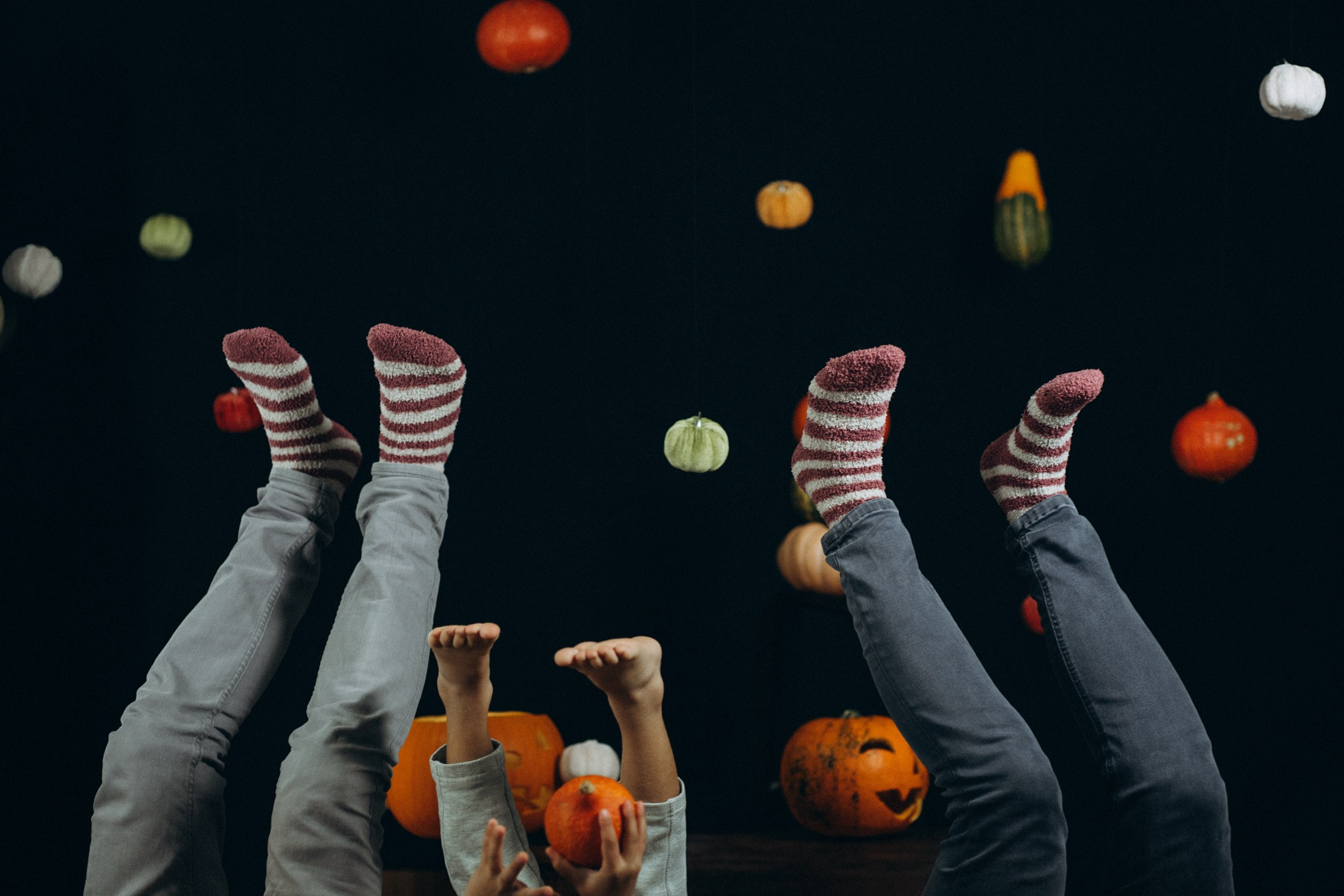 Ноги в полосатых носках и летящие тыквы. Креативная фотосессия, детская фотография, осенняя съемка