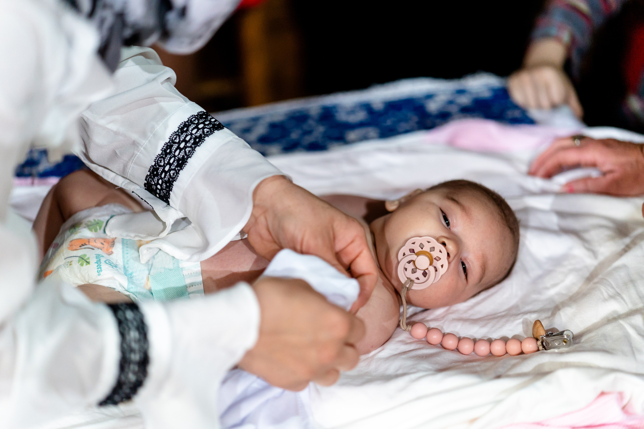 “Bebeluș botezat în biserică, ținut în brațe de nași”	•	“Detaliu cu lumânarea de botez decorată cu flori albe”	•	“Părinți emoționați alături de copilul lor la ceremonia de botez”	•	“Masa festivă de botez cu decor tematic și tort personalizat”	•	“Momentul în care preotul toarnă apă sfințită pe fruntea bebelușului”	“Bebeluș în rochie albă de botez, zâmbind în brațele mamei”	•	“Detaliu cu cruciulița de botez așezată pe o pernă de satin”	•	“Părinți și nași aprinzând lumânările în timpul ceremoniei de botez”	•	“Tort de botez decorat cu figurine tematice și numele copilului”	•	“Copil botezat dormind liniștit în pătuțul decorat festiv”	•	“Momentul în care preotul binecuvântează copilul în fața altarului”	•	“Invitați adunându-se în jurul mesei festive la petrecerea de botez”	•	“Bebeluș ținând în mână o jucărie personalizată primită la botez”	•	“Familie fericită pozând împreună după ceremonia de botez”	•	“Decor tematic cu baloane și flori la locația petrecerii de botez” fotograf Botoșani fotograf evenimente fotograf botez Alin Chirila fotograf alinofotostudio,- Preotul ținându-l pe micuțul Mathias Gabriel la botez, în biserica Înălțarea Domnului, Copălău  - Detalii de la botezul lui Mathias – lumânare, trusou și icoană  - Familia lui Mathias Gabriel alături de micuț, în ziua botezului  - Portret emoționant cu mama și bebelușul în brațe, în biserică,fotograf profesionist evenimente Botoșani, Iași, Suceava, Fălticeni, Bacău, Pașcani, Roman - AlinoFotoStudio by Alin Chirilă - servicii foto nuntă, botez, cununie, ședințe foto creative, albume personalizate, fotografii emoționante și calitative pentru cele mai importante momente din viață,fotograf nuntă Botoșani Alin Chirilă,  ședință foto botez Iași - AlinoFotoStudio,  servicii fotograf profesionist evenimente Suceava,  fotograf cununie civilă Fălticeni - Alin Chirilă,  album foto nuntă personalizat Bacău.“Bebeluș botezat în biserică, ținut în brațe de nași”	•	“Detaliu cu lumânarea de botez decorată cu flori albe”	•	“Părinți emoționați alături de copilul lor la ceremonia de botez”	•	“Masa festivă de botez cu decor tematic și tort personalizat”	•	“Momentul în care preotul toarnă apă sfințită pe fruntea bebelușului”	“Bebeluș în rochie albă de botez, zâmbind în brațele mamei”	•	“Detaliu cu cruciulița de botez așezată pe o pernă de satin”	•	“Părinți și nași aprinzând lumânările în timpul ceremoniei de botez”	•	“Tort de botez decorat cu figurine tematice și numele copilului”	•	“Copil botezat dormind liniștit în pătuțul decorat festiv”	•	“Momentul în care preotul binecuvântează copilul în fața altarului”	•	“Invitați adunându-se în jurul mesei festive la petrecerea de botez”	•	“Bebeluș ținând în mână o jucărie personalizată primită la botez”	•	“Familie fericită pozând împreună după ceremonia de botez”	•	“Decor tematic cu baloane și flori la locația petrecerii de botez” fotograf Botoșani fotograf evenimente fotograf botez Alin Chirila fotograf alinofotostudio.fotograf botez Amelis Maria, fotografie botez Botoșani, fotograf Alin Chirilă, amintiri botez, fotografii botez, botez Amelis Maria, fotograf copii, fotografie botez în Botoșani,