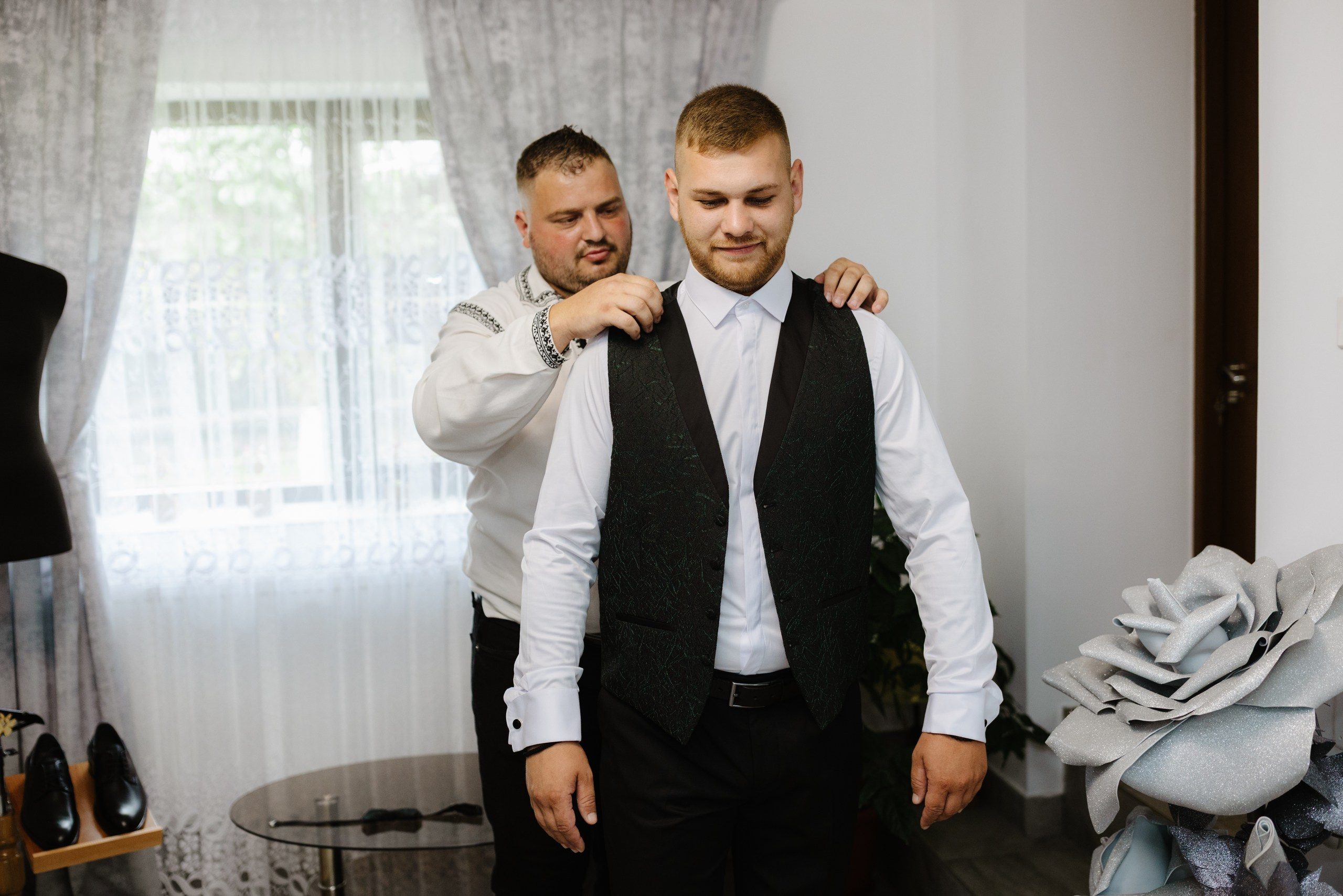 * fotograf stare civilă Siret* fotograf Bucovina* fotograf nuntă Suceava* fotograf Iași Botoșani* stare civilă tradițională* ie românească nuntă* AlinoFotoStudio* fotograf Andrei și Andreea- Alin Chirilă fotograf – stare civilă Siret, Suceava, Andrei și Andreea în ie tradițională, poveste spusă prin fotografiefotograf stare civilă Siret Suceava Alin Chirilă – miri îmbrăcați în costum tradițional bucovineanAlin Chirilă fotograf nuntă Siret Suceava – stare civilă autentică în Bucovina, emoții realefotograf Siret Suceava Alin Chirilă – Andrei și Andreea la starea civilă în ie tradiționalăstare civilă Siret fotograf Alin Chirilă – cadre naturale cu miri în costum popular din Bucovinafotograf nuntă Siret Suceava Alin Chirilă – povestitor prin fotografie, moment emoționant la starea civilăAlin Chirilă fotograf stare civilă Siret – iubire autentică surprinsă în stil documentarfotograf Bucovina Siret Alin Chirilă – stare civilă în ie tradițională, cadre pline de emoțieAlin Chirilă fotograf Suceava – Andrei și Andreea spun DA la starea civilă în Siretfotograf stare civilă Suceava Siret Alin Chirilă – poveste de iubire în stil tradițional românesc - Alin Chirilă fotograf profesionist, AlinoFotoStudio, fotograf evenimente Siret, Suceava County, Iași, Bacău County, Botoșani, Neamț County, fotograf nunți, botezuri, cununii civile, portrete și momente autentice surprinse elegant.- Alin Chirilă surprinde momente elegante de nuntă și evenimente speciale prin AlinoFotoStudio, fotograf disponibil în Siret, Suceava County, Iași, Bacău County, Botoșani și Neamț County, specializat în nunți, botezuri și cununii civile. - Alin Chirilă fotograf profesionist, AlinoFotoStudio, fotograf nuntă și evenimente în Siret, Suceava, Iași, Bacău, Botoșani și Piatra Neamț, fotograf nunți, botezuri, cununie civilă, ședințe foto, trash the dress, logodnă, familie, portrete și fotografii autentice. - AlinoFotoStudio by Alin Chirilă, fotograf evenimente premium în Suceava County, Iași County, Bacău County, Botoșani County și Neamț County, fotograf de familie, fotograf ceremonii religioase, petreceri și momente emoționante. - Alin Chirilă fotograf, povestitor prin fotografie, servicii foto profesionale pentru mireasă, mire, pregătiri nuntă, biserică, restaurant, valsul mirilor, tradiții românești și amintiri de neuitat în Moldova.