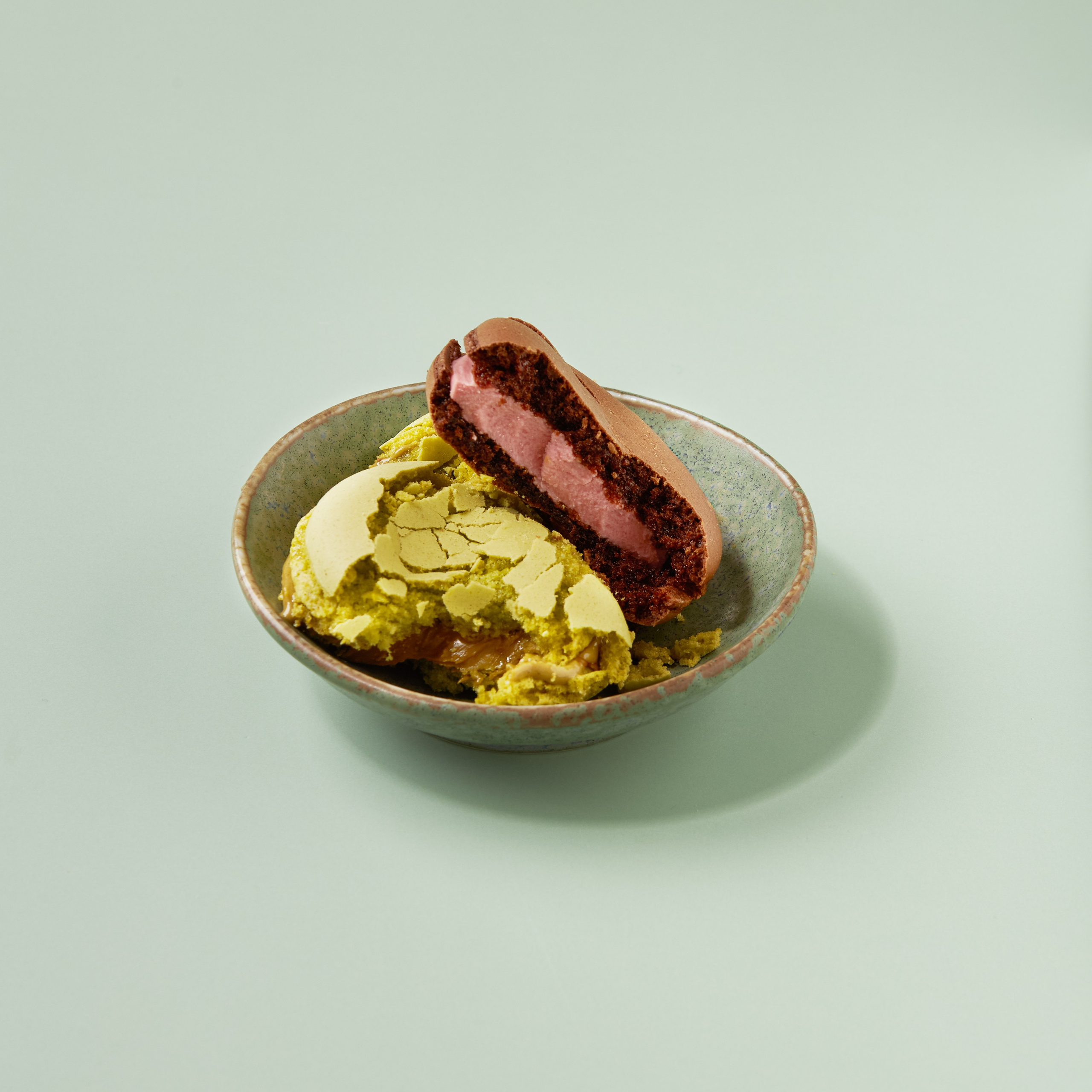 Macarons auf Teller, Content-Fotografie für Social Media, Lifestyle- und Werbebilder