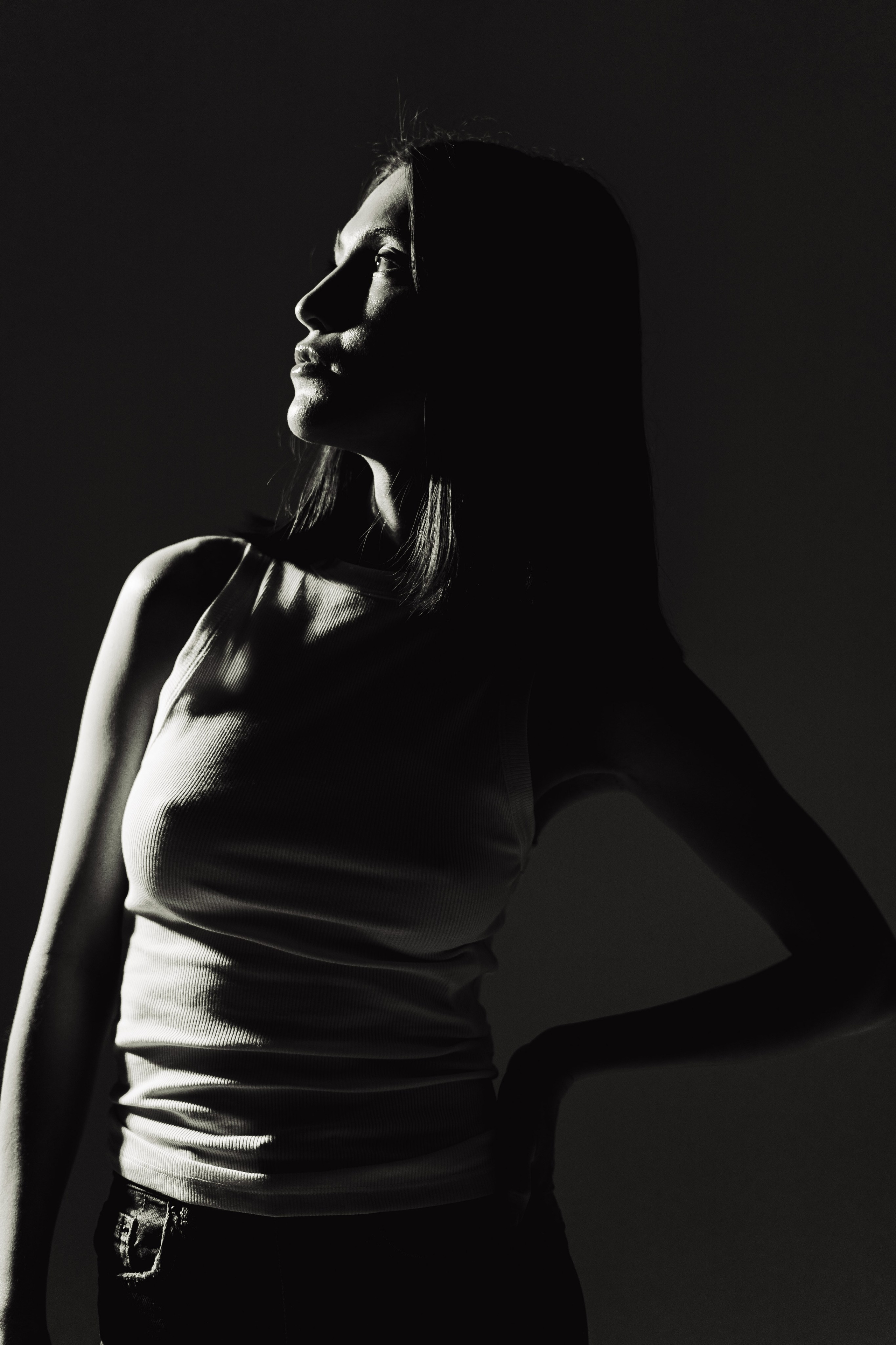 Художественный портрет женщины с акцентом на свет и тень