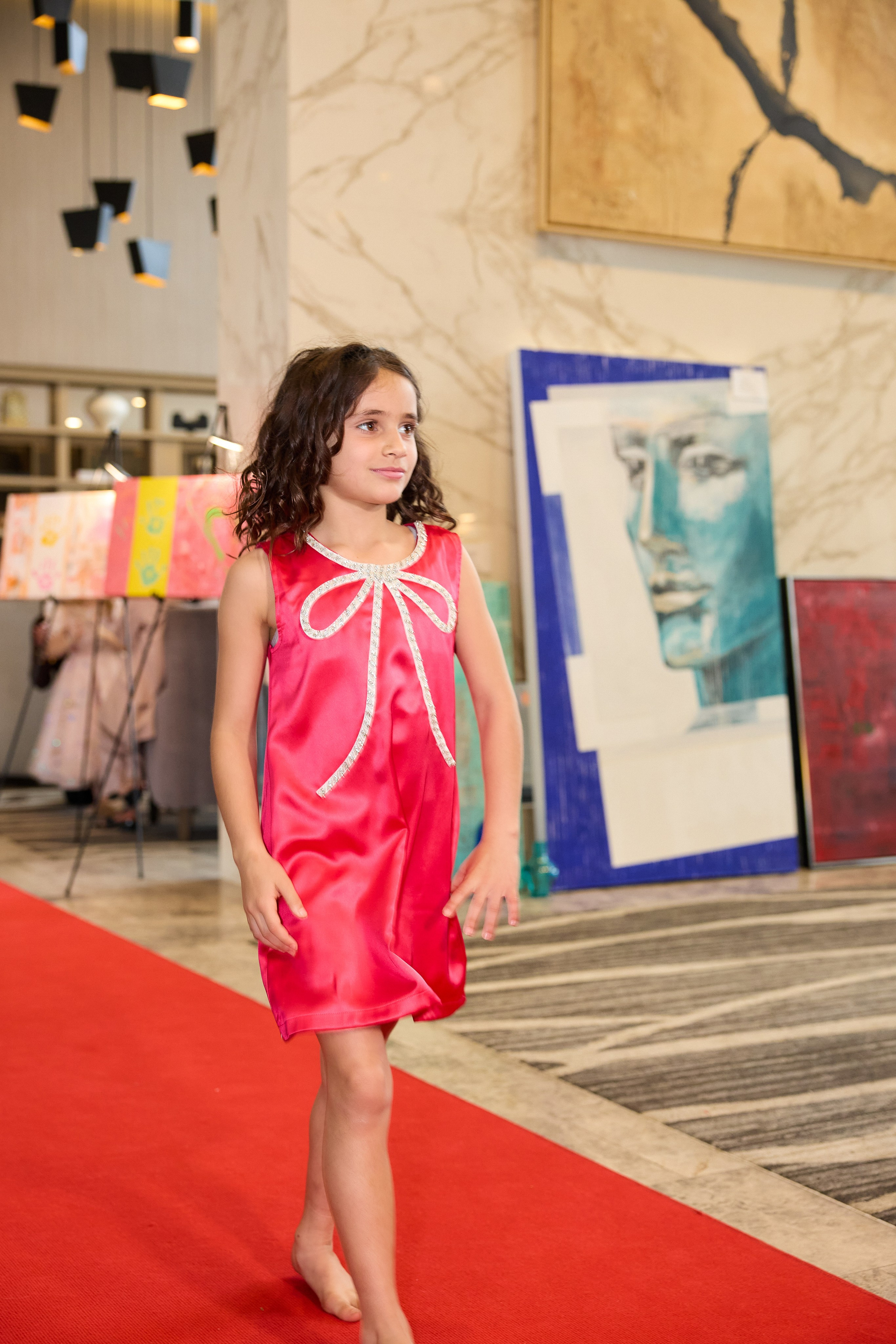 Авторская благотворительная художественная выставка Дианы Бортник. Фотограф Юлия Маковеева