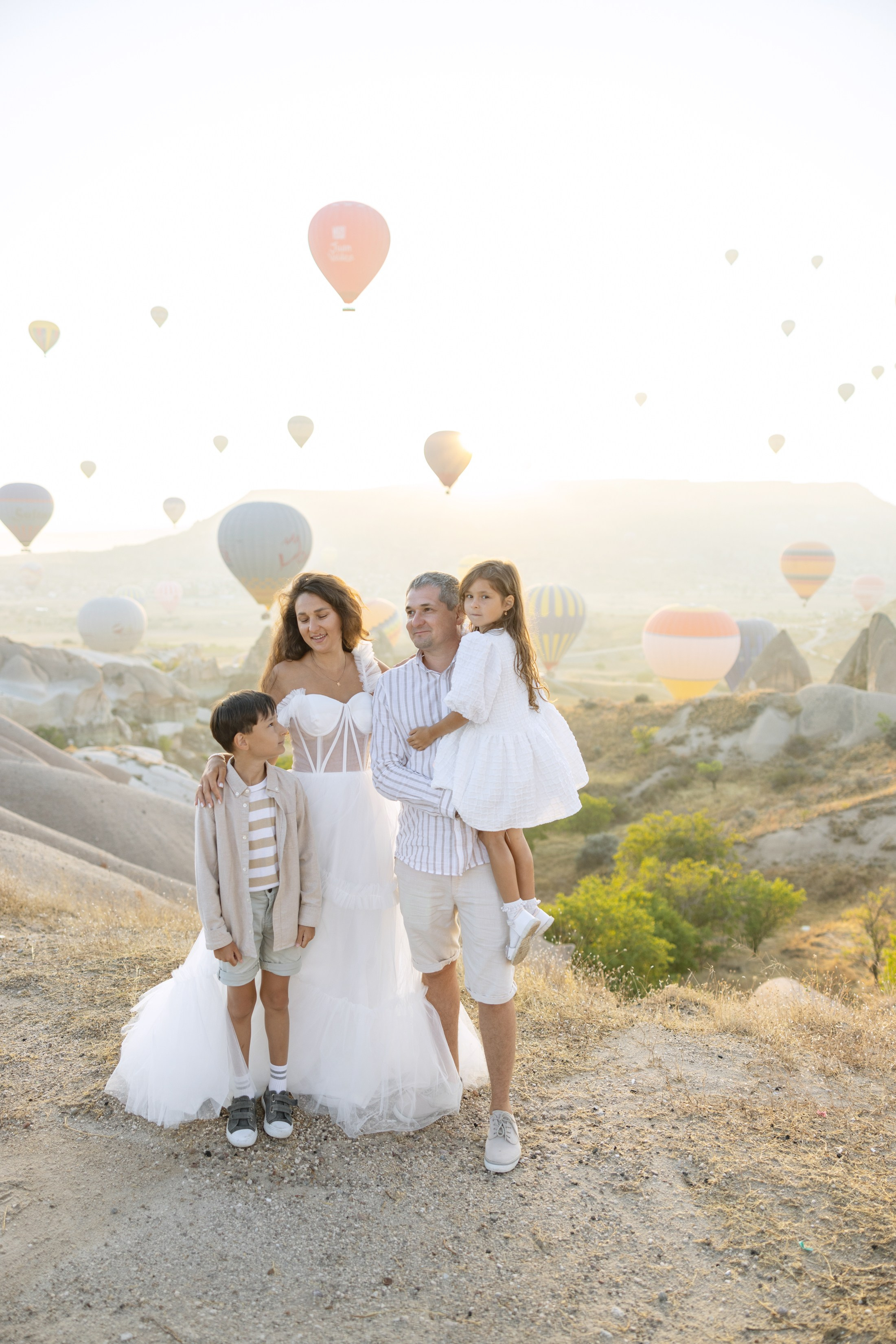 Family Photoshoot at Sunrise with Cappadocia’s Hot Air Balloons. Julia Ganch I Fashion Wedding Photography I Cappadocia Turkey