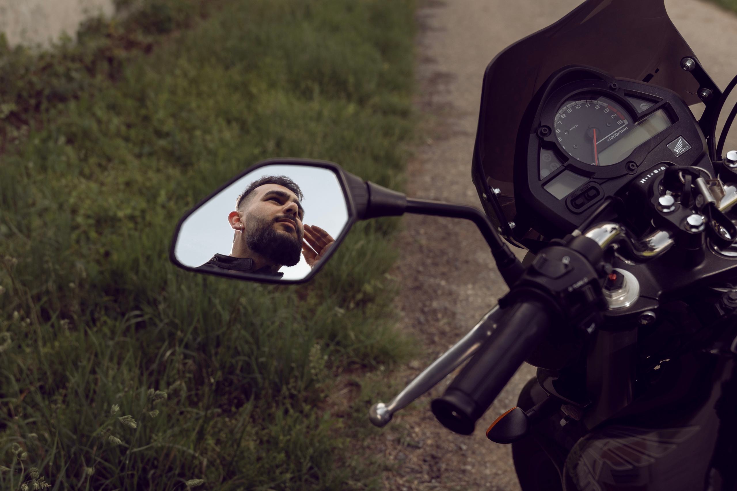 Servizio fotografico all’esterno per appassionati di moto