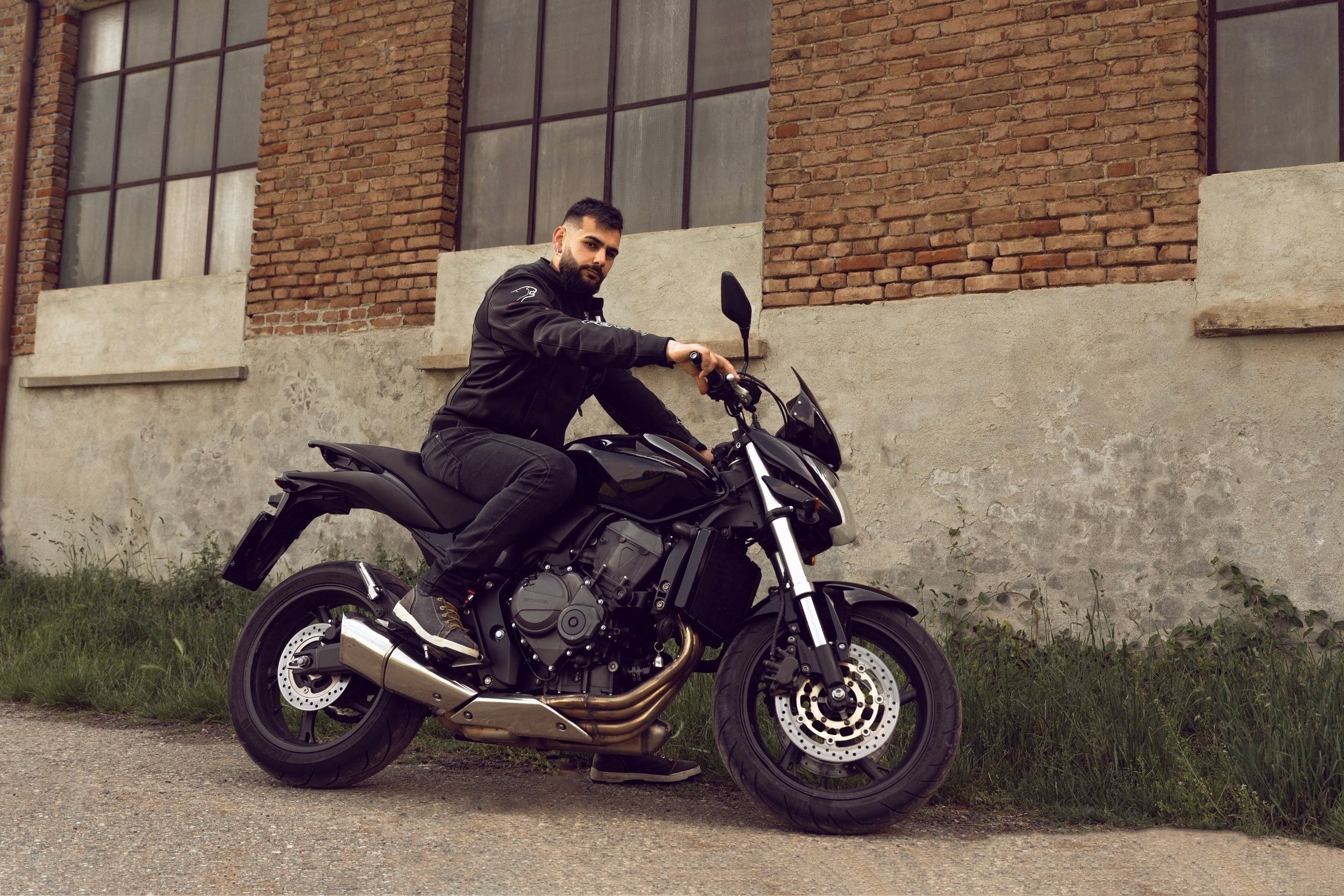 Servizio fotografico all’esterno per appassionati di moto