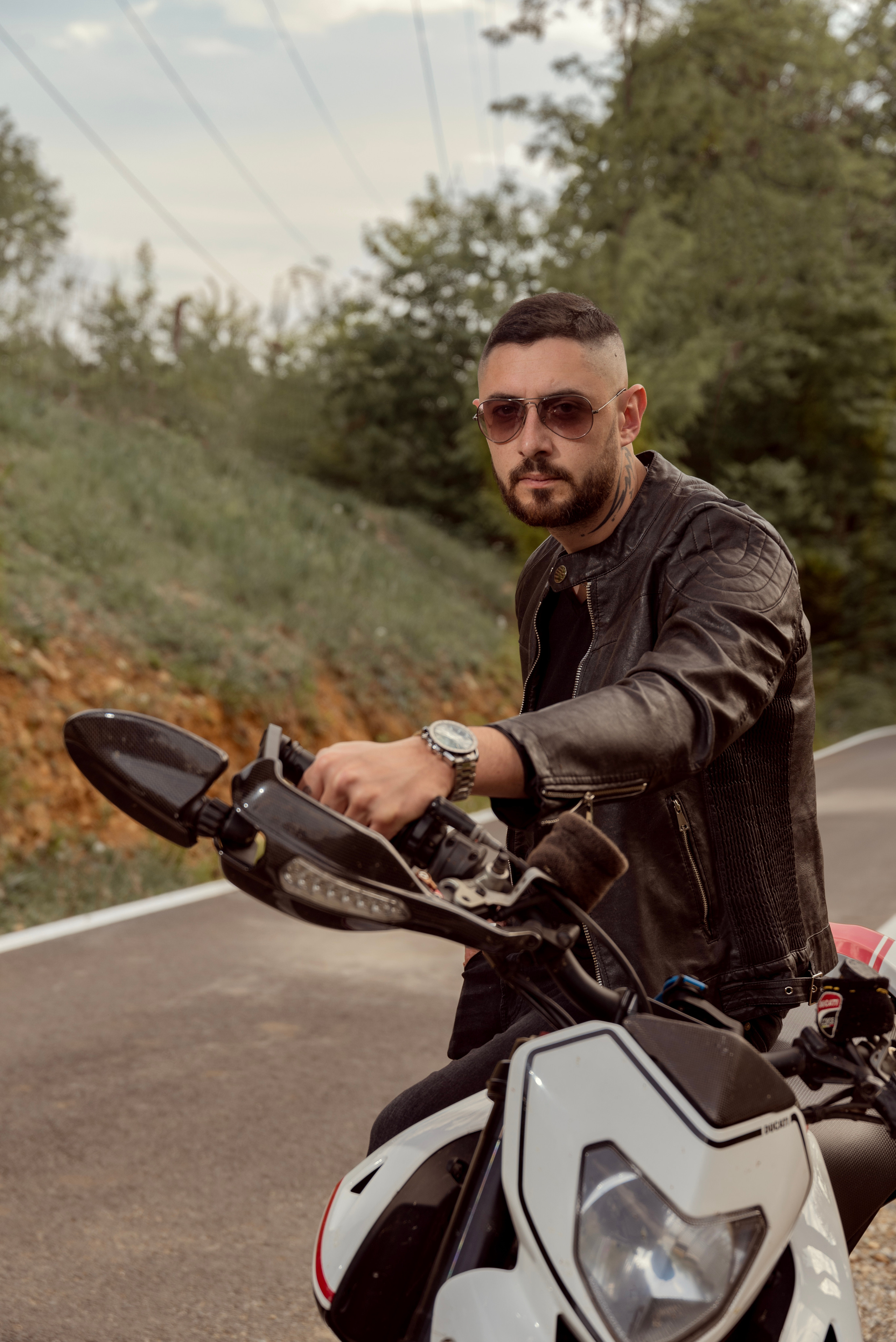 Servizio fotografico uomo all’esterno: passione moto