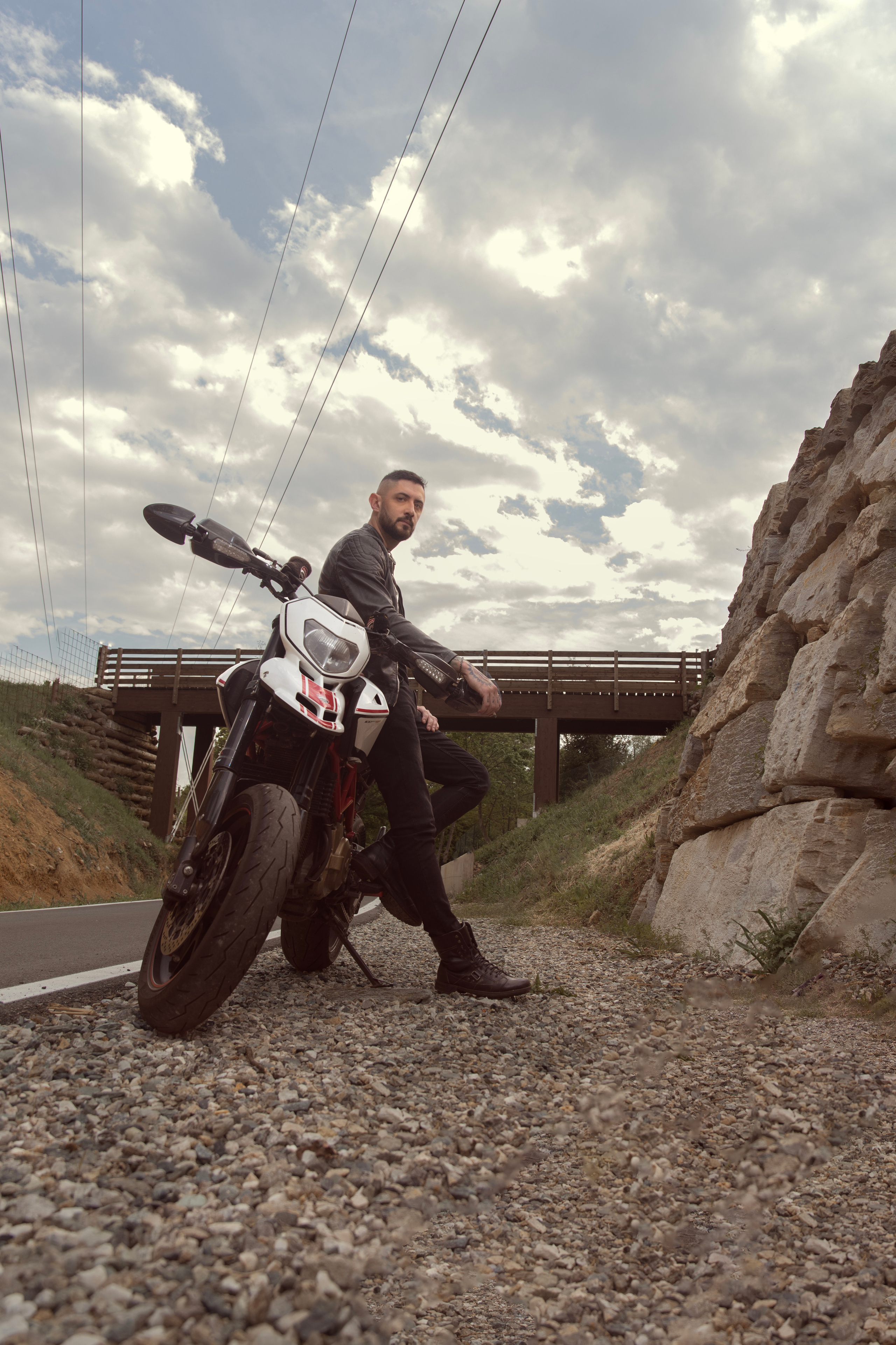 Servizio fotografico uomo all’esterno: passione moto