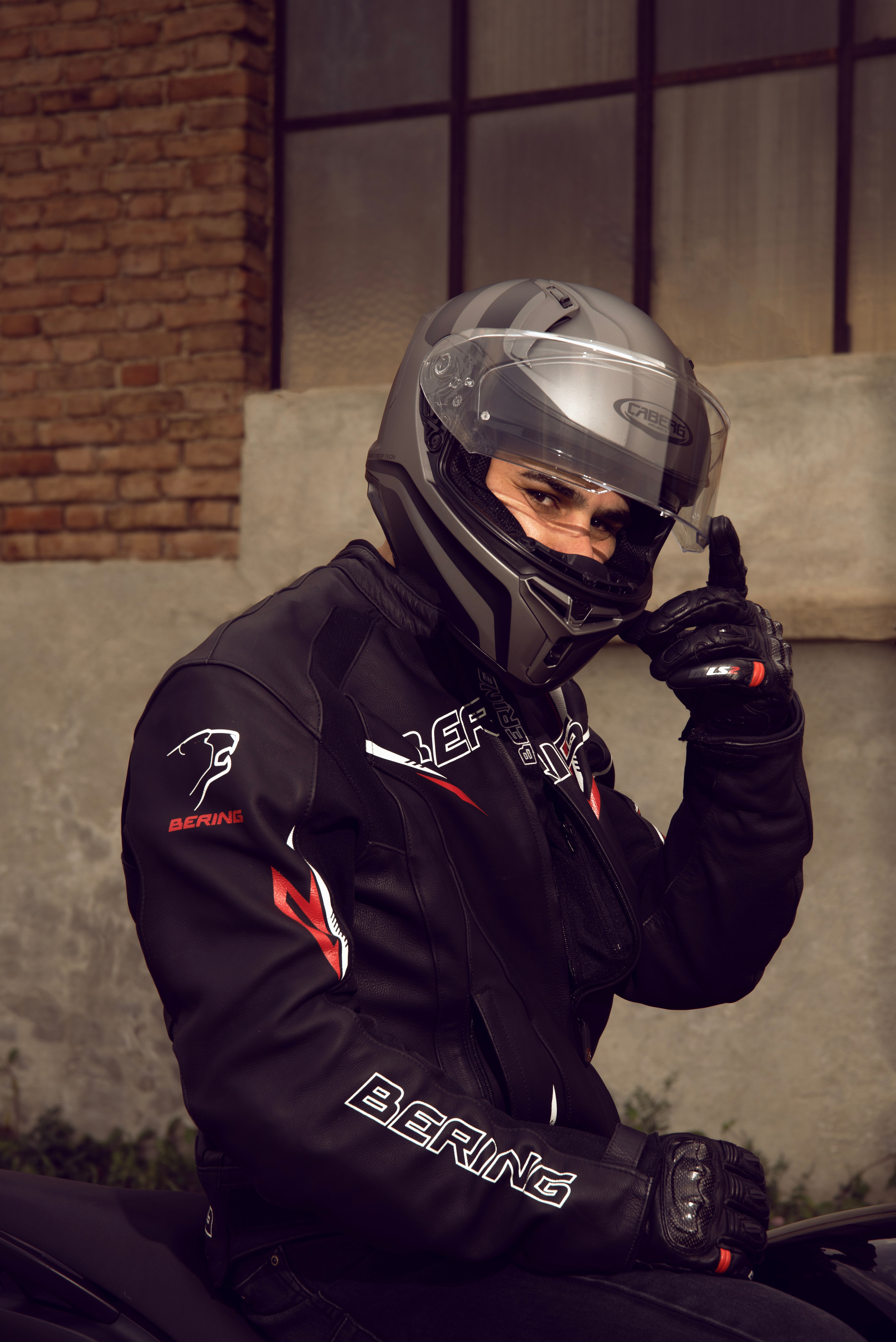 Servizio fotografico all’esterno per appassionati di moto