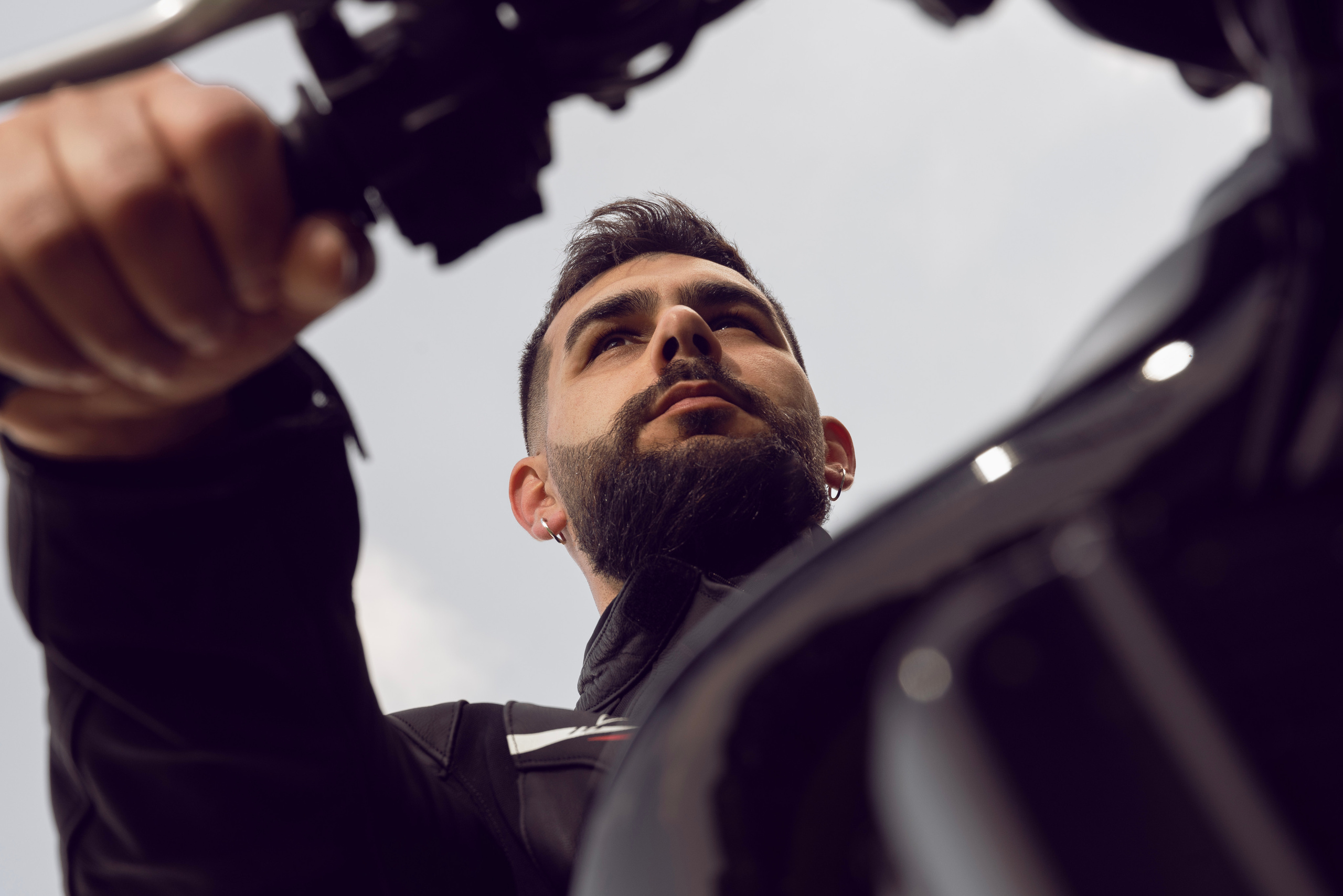 Servizio fotografico all’esterno per appassionati di moto