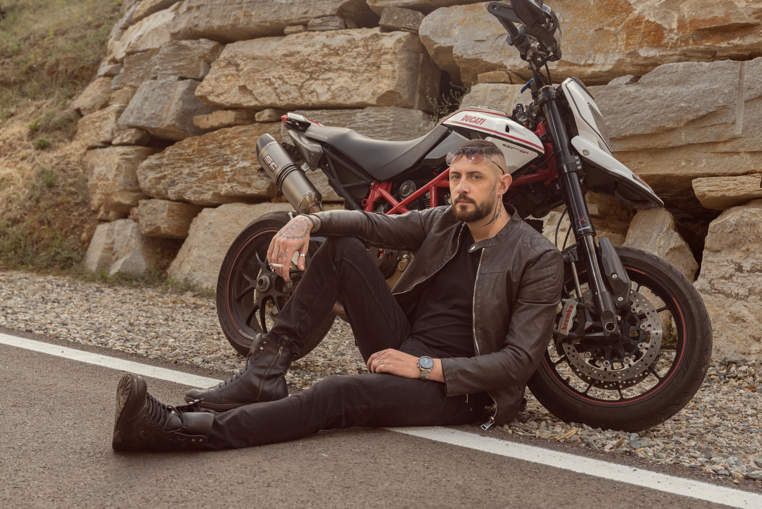 Servizio fotografico uomo all’esterno: passione moto