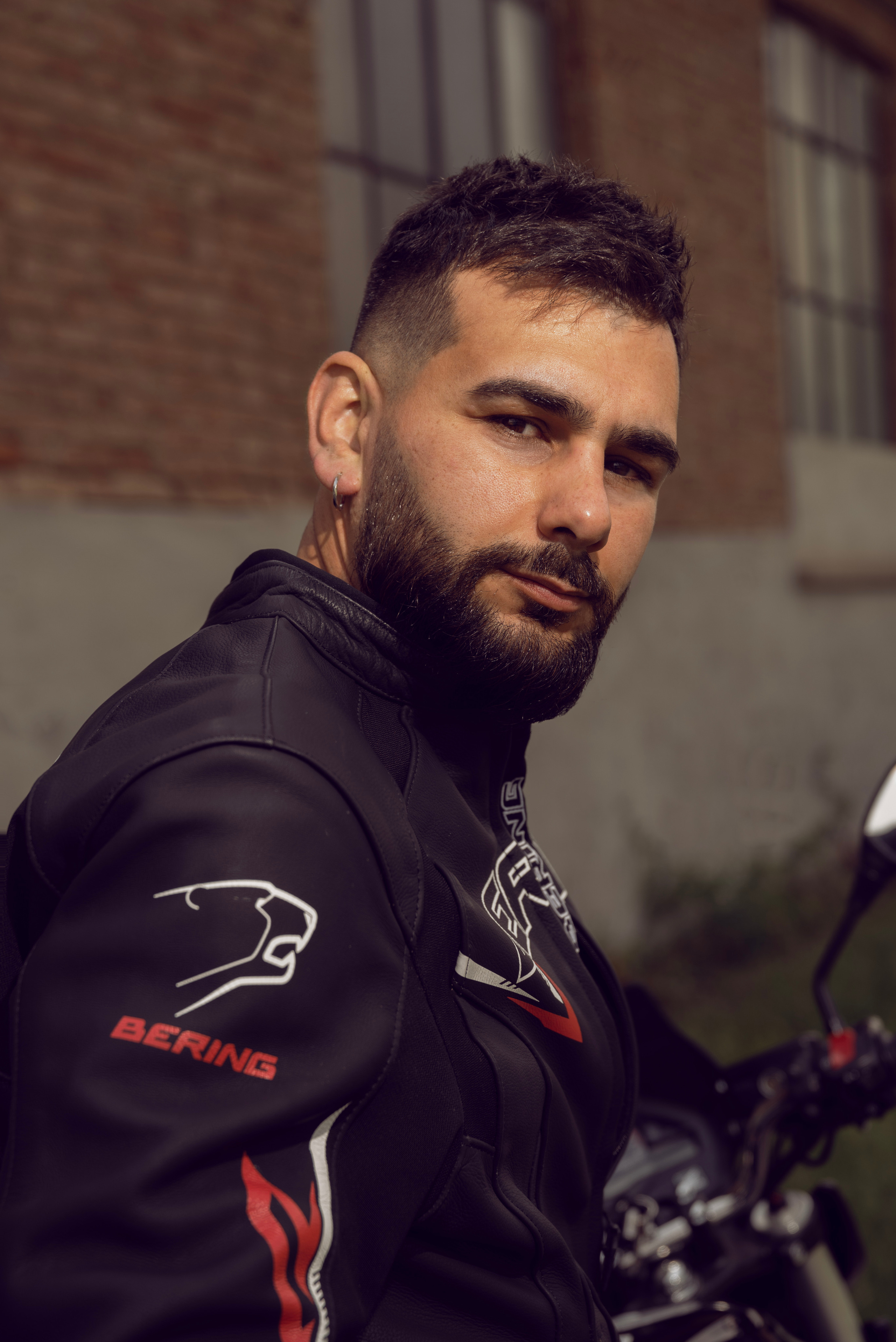 Servizio fotografico all’esterno per appassionati di moto