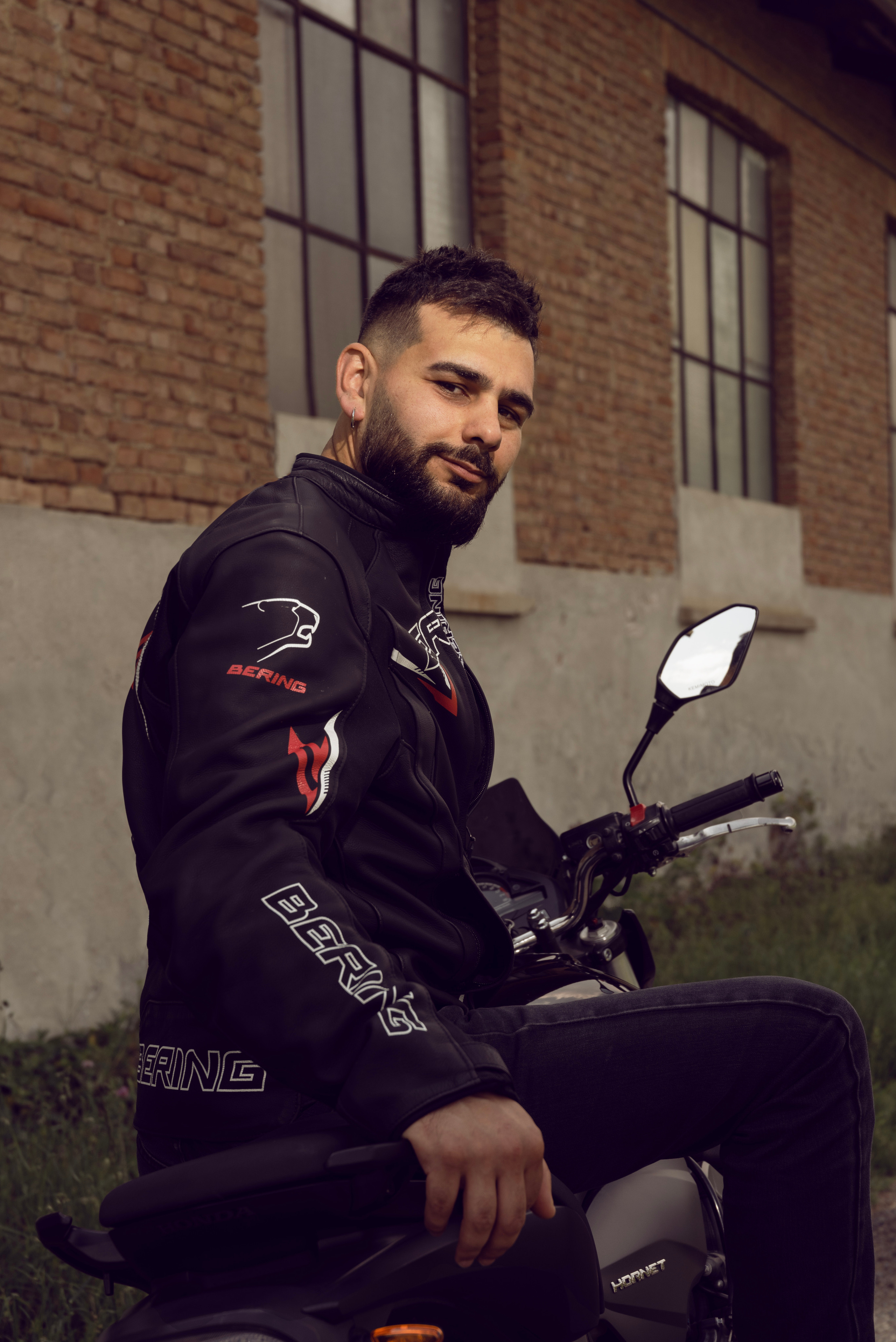 Servizio fotografico all’esterno per appassionati di moto