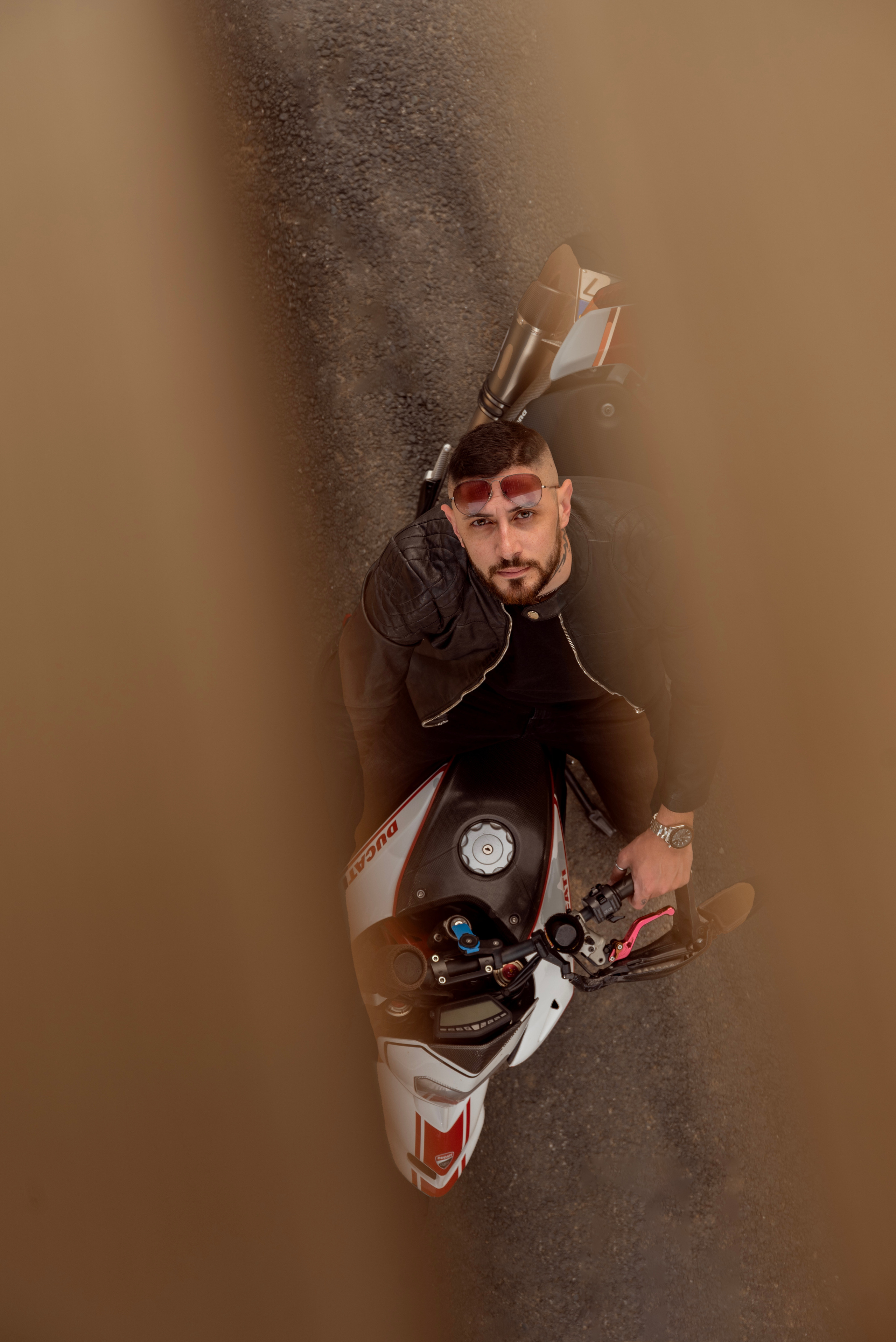 Servizio fotografico uomo all’esterno: passione moto