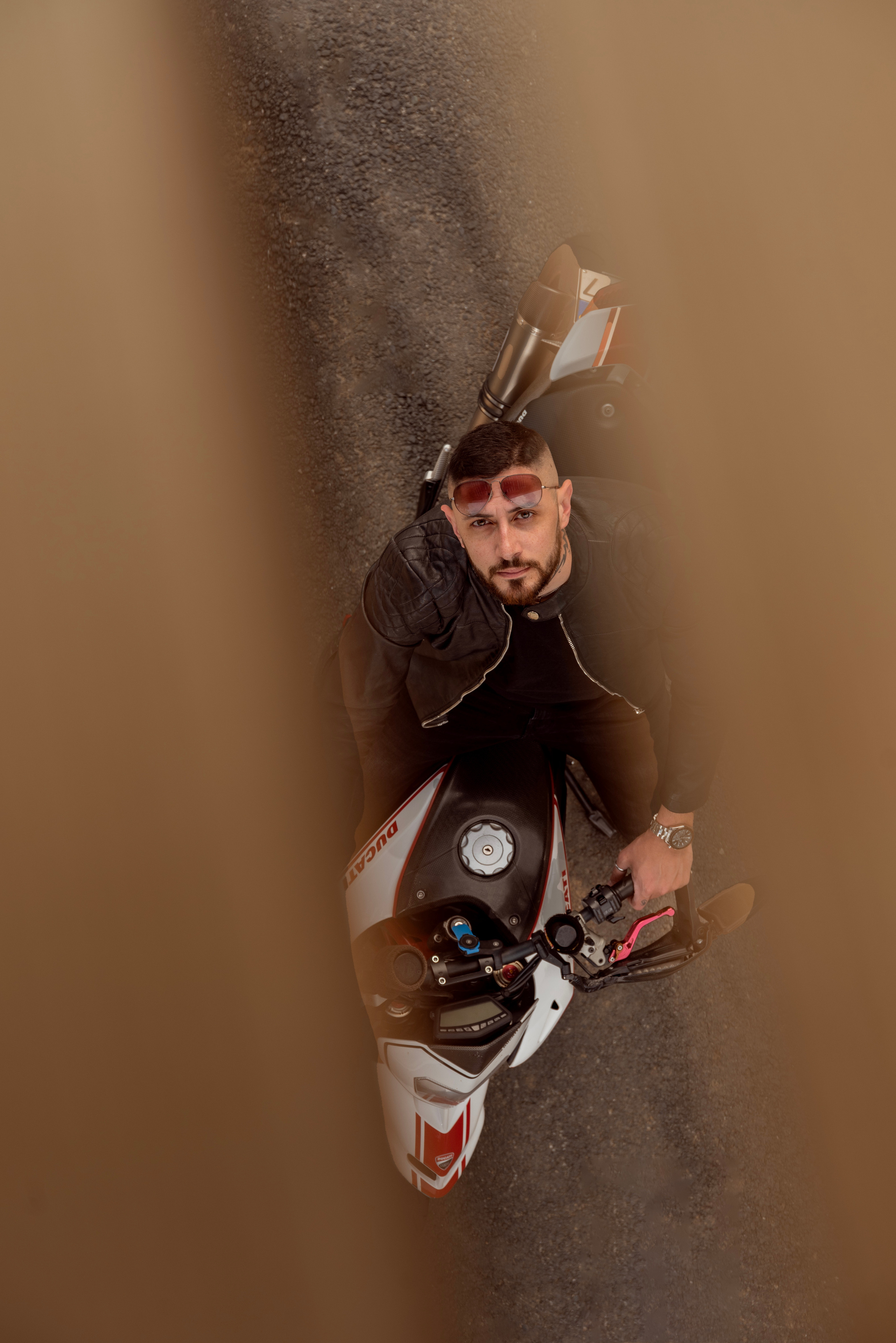 Servizio fotografico uomo all’esterno: passione moto