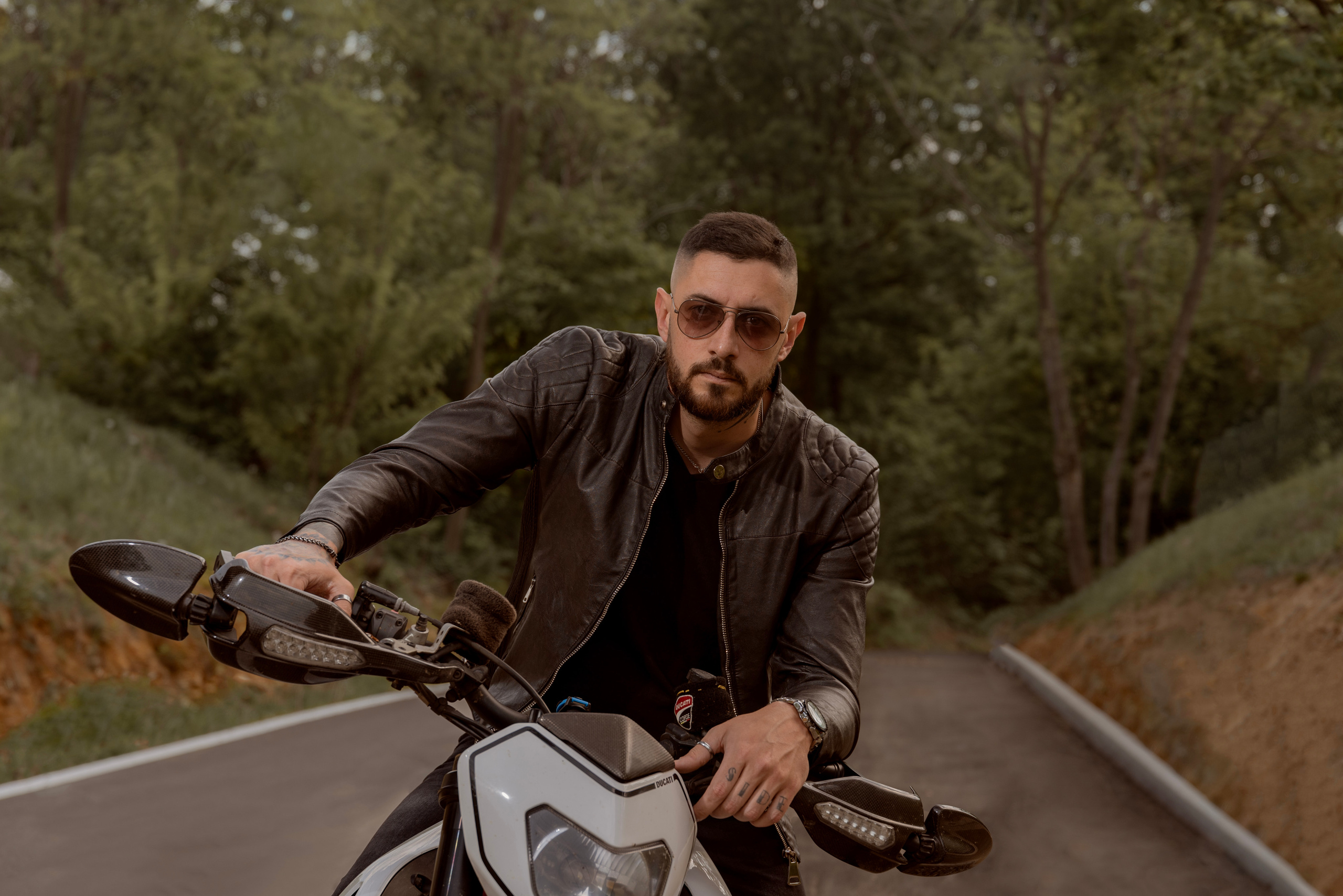 Servizio fotografico uomo all’esterno: passione moto